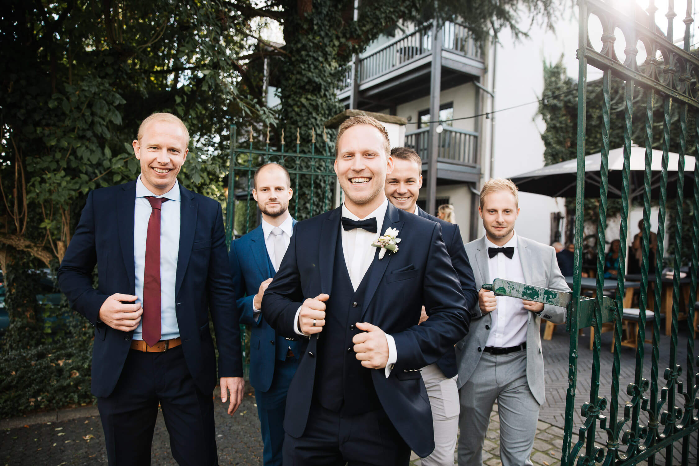 Nina-Buschenhofen-Reportage-Hochzeit-Hotel-Post-Wiehl-Köln-Fotografie-Scheune-Kirche-Vintage