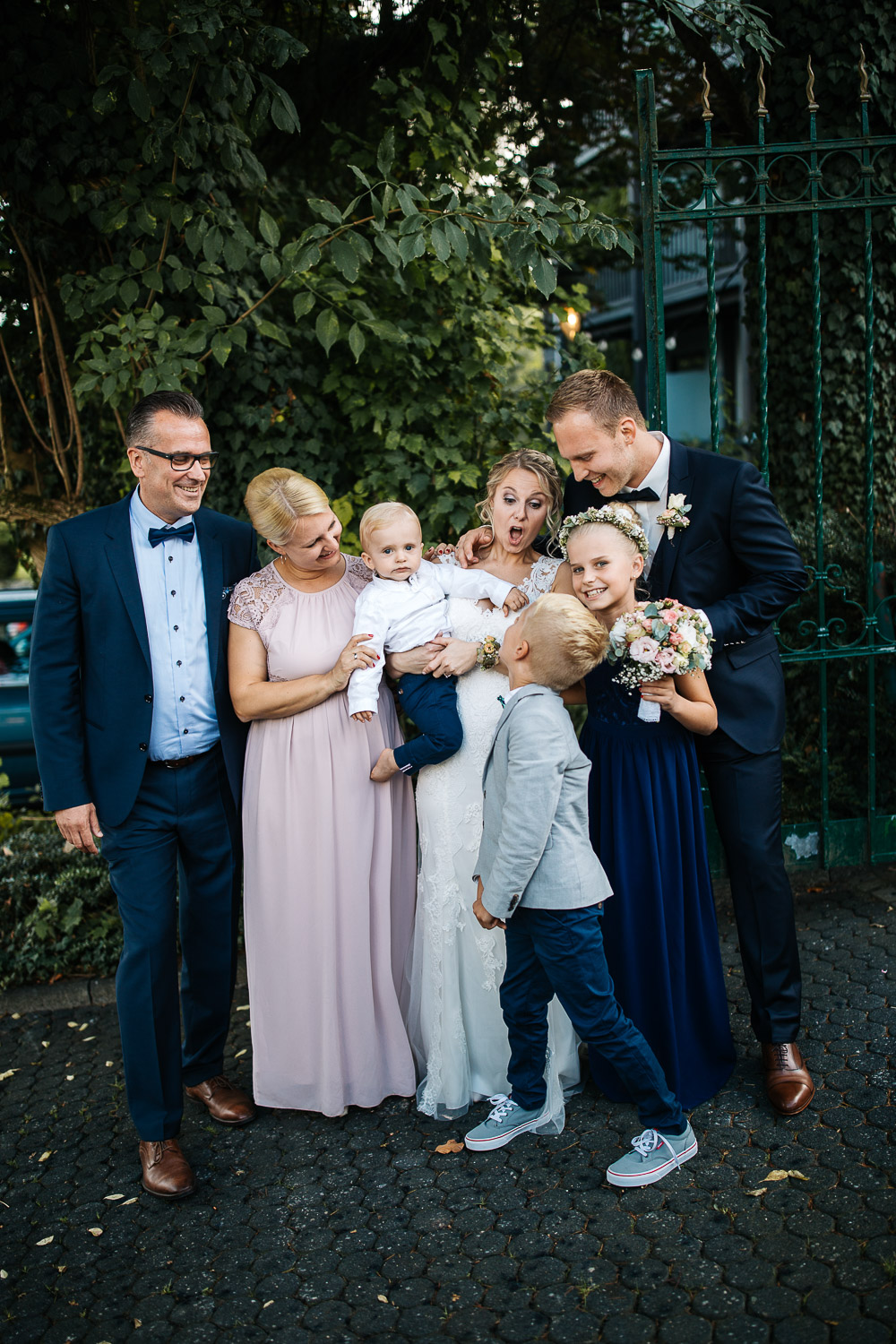 Nina-Buschenhofen-Reportage-Hochzeit-Hotel-Post-Wiehl-Köln-Fotografie-Scheune-Kirche-Vintage