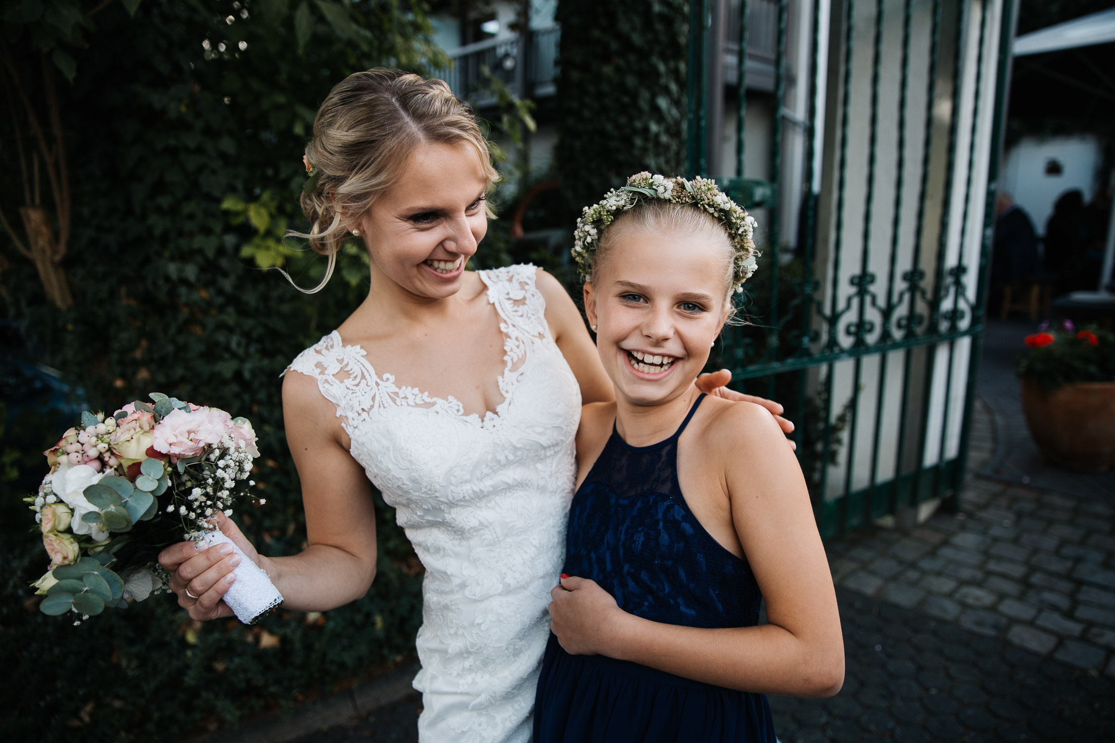 Nina-Buschenhofen-Reportage-Hochzeit-Hotel-Post-Wiehl-Köln-Fotografie-Scheune-Kirche-Vintage