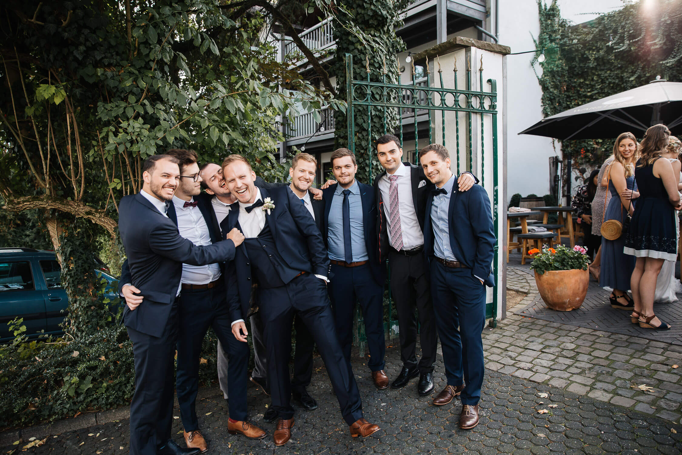 Nina-Buschenhofen-Reportage-Hochzeit-Hotel-Post-Wiehl-Köln-Fotografie-Scheune-Kirche-Vintage