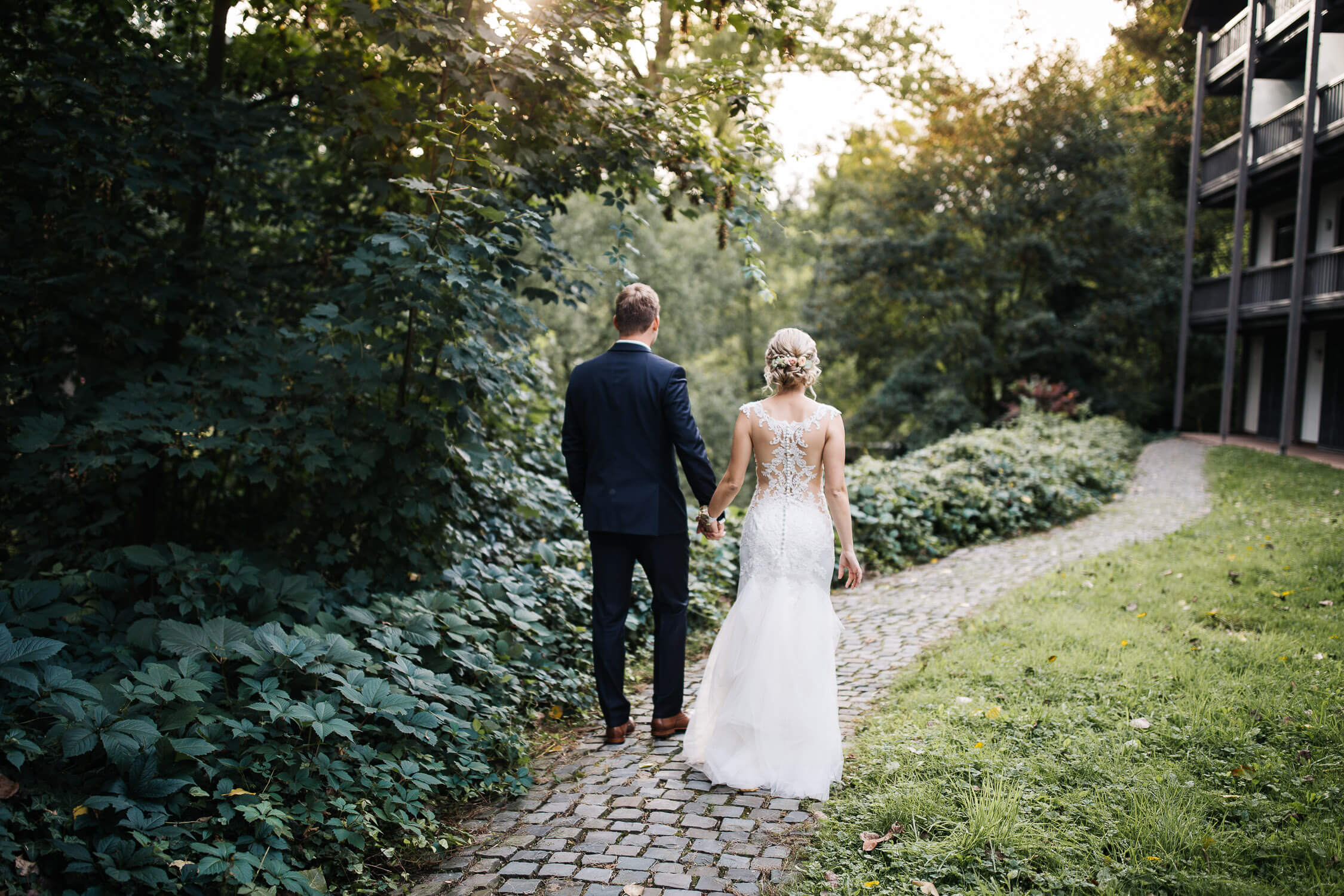 Nina-Buschenhofen-Reportage-Hochzeit-Hotel-Post-Wiehl-Köln-Fotografie-Scheune-Kirche-Vintage