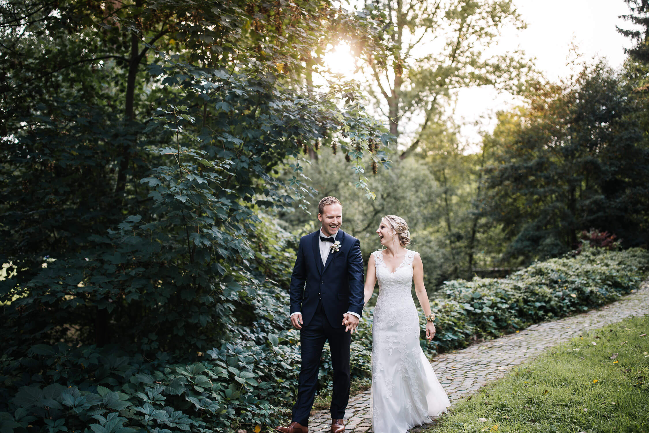 Nina-Buschenhofen-Reportage-Hochzeit-Hotel-Post-Wiehl-Köln-Fotografie-Scheune-Kirche-Vintage