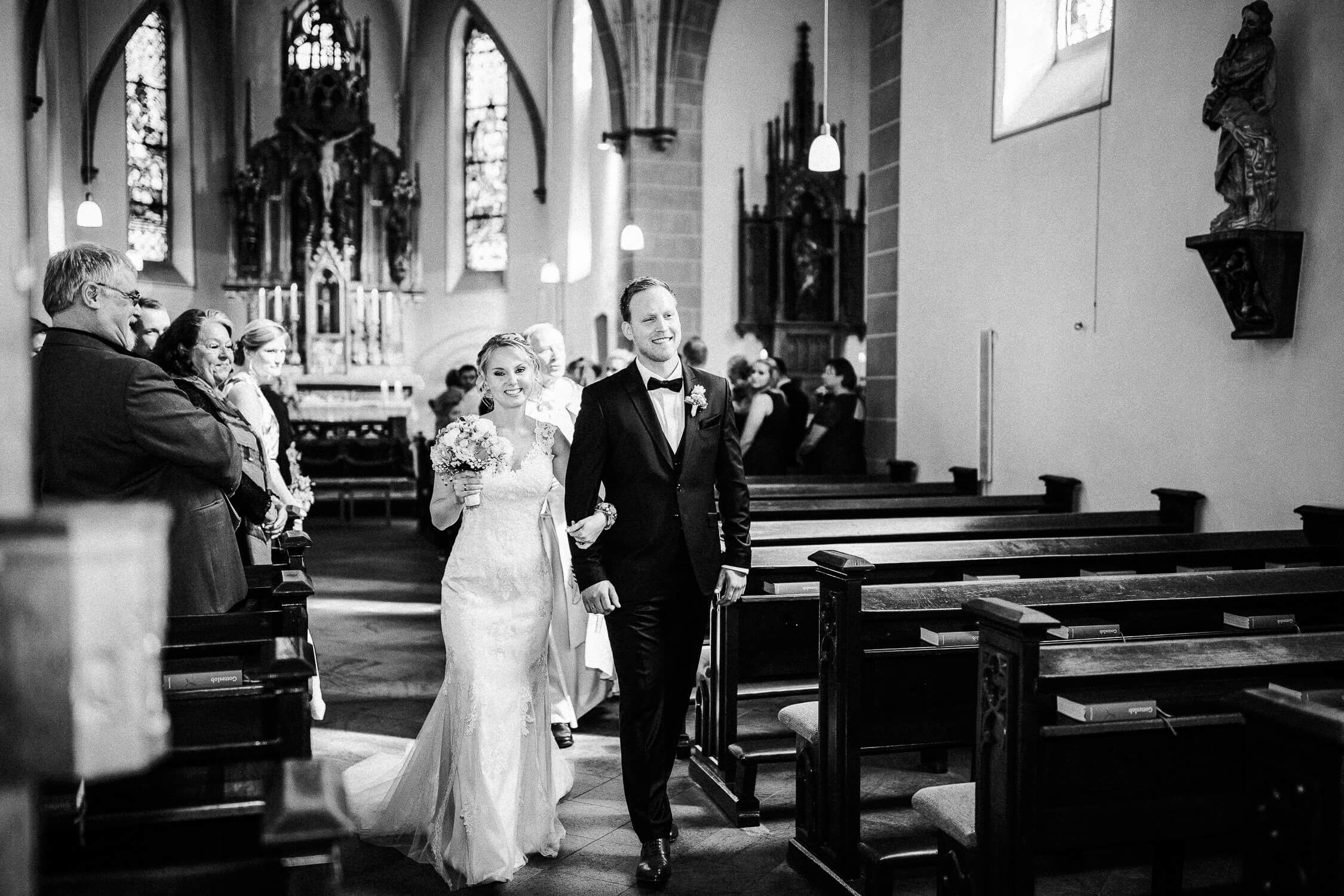 Nina-Buschenhofen-Reportage-Hochzeit-Hotel-Post-Wiehl-Köln-Fotografie-Scheune-Kirche-Vintage