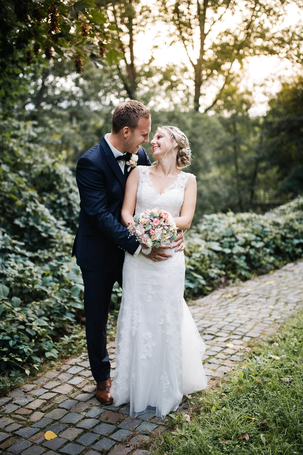 Nina-Buschenhofen-Reportage-Hochzeit-Hotel-Post-Wiehl-Köln-Fotografie-Scheune-Kirche-Vintage