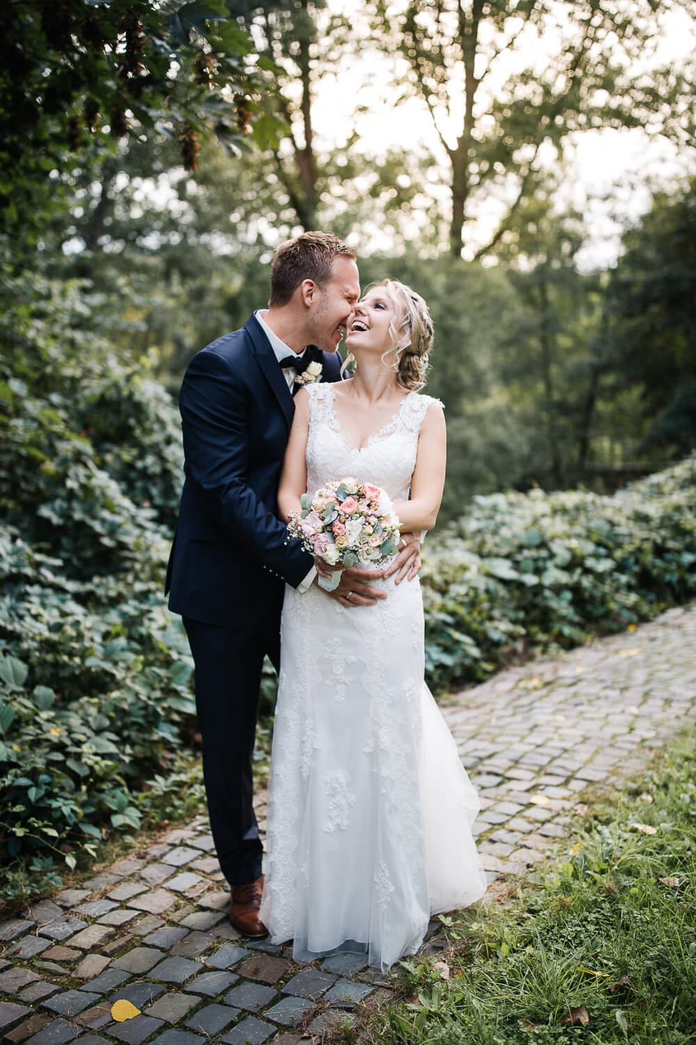 Nina-Buschenhofen-Reportage-Hochzeit-Hotel-Post-Wiehl-Köln-Fotografie-Scheune-Kirche-Vintage