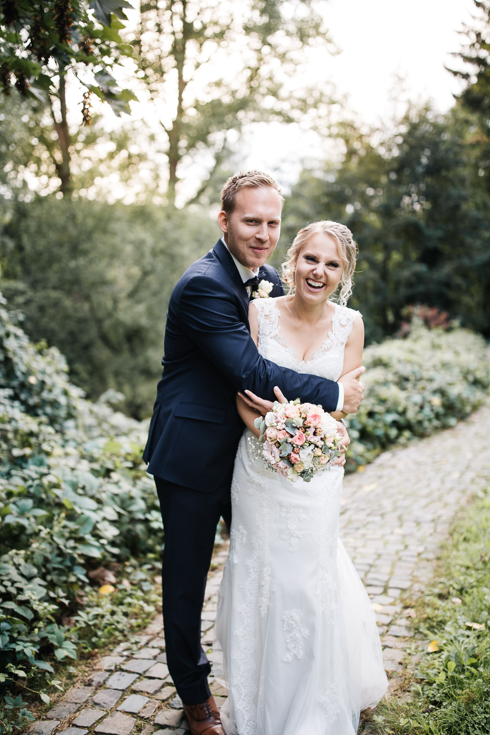 Nina-Buschenhofen-Reportage-Hochzeit-Hotel-Post-Wiehl-Köln-Fotografie-Scheune-Kirche-Vintage