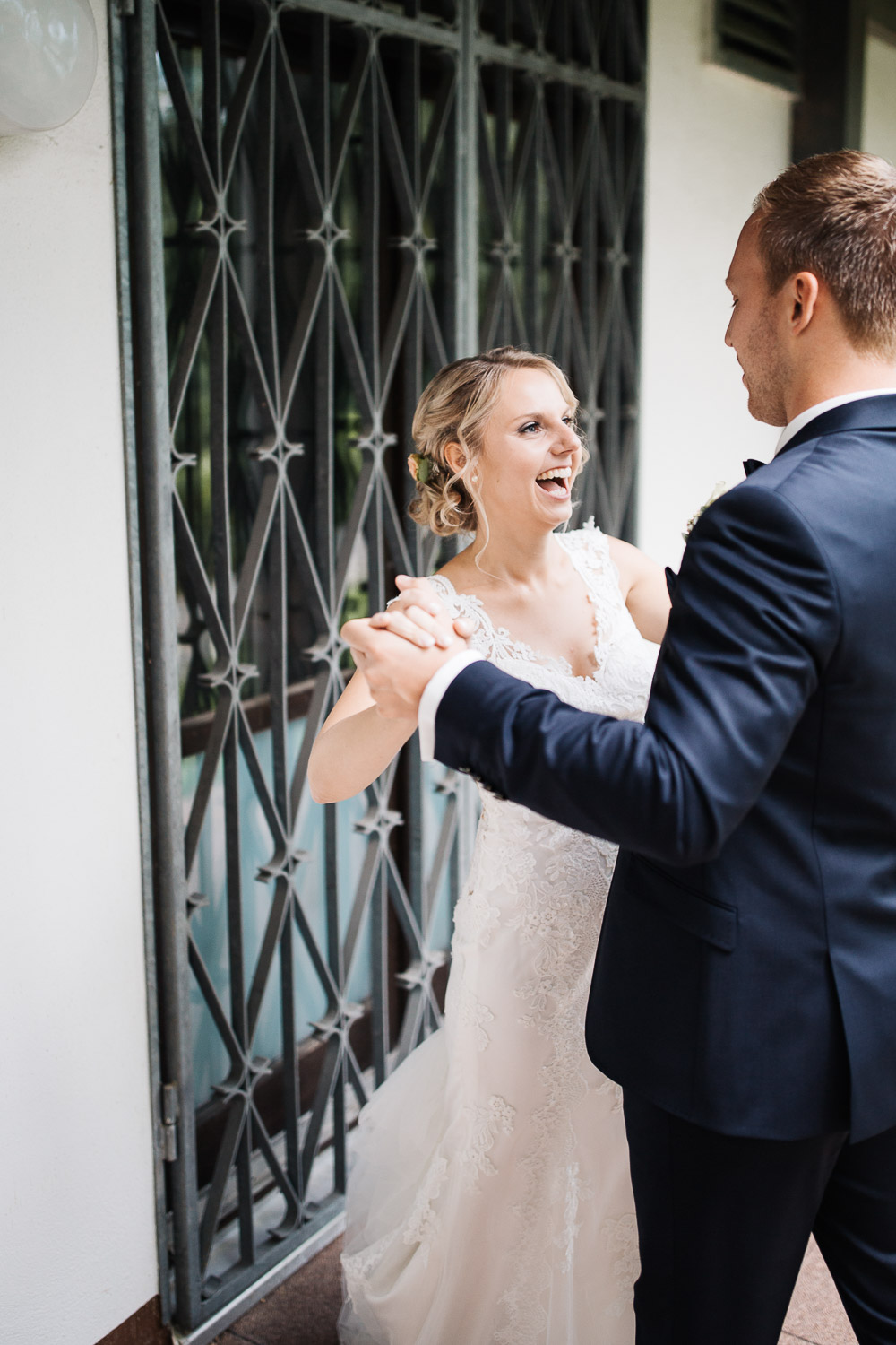 Nina-Buschenhofen-Reportage-Hochzeit-Hotel-Post-Wiehl-Köln-Fotografie-Scheune-Kirche-Vintage