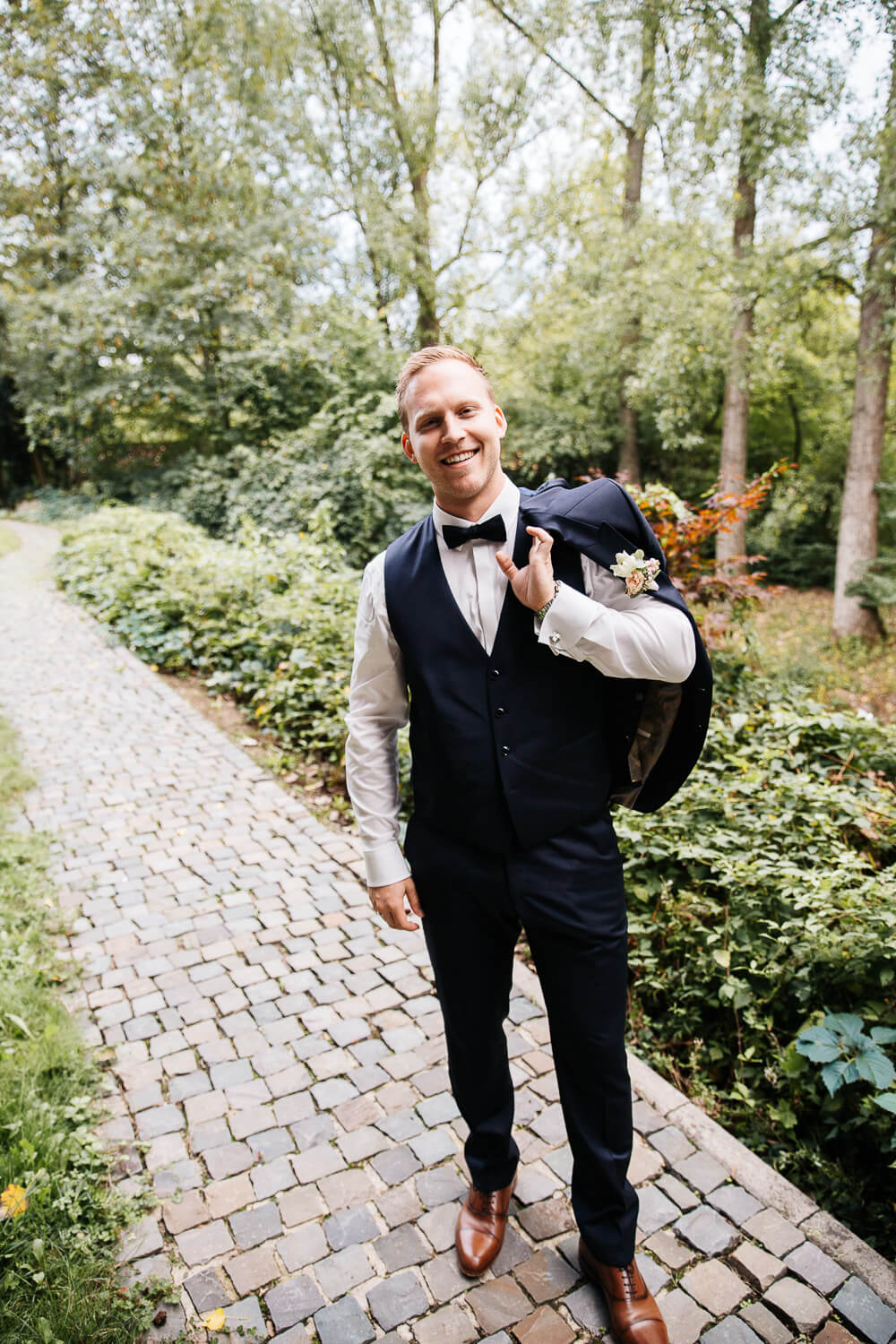 Nina-Buschenhofen-Reportage-Hochzeit-Hotel-Post-Wiehl-Köln-Fotografie-Scheune-Kirche-Vintage