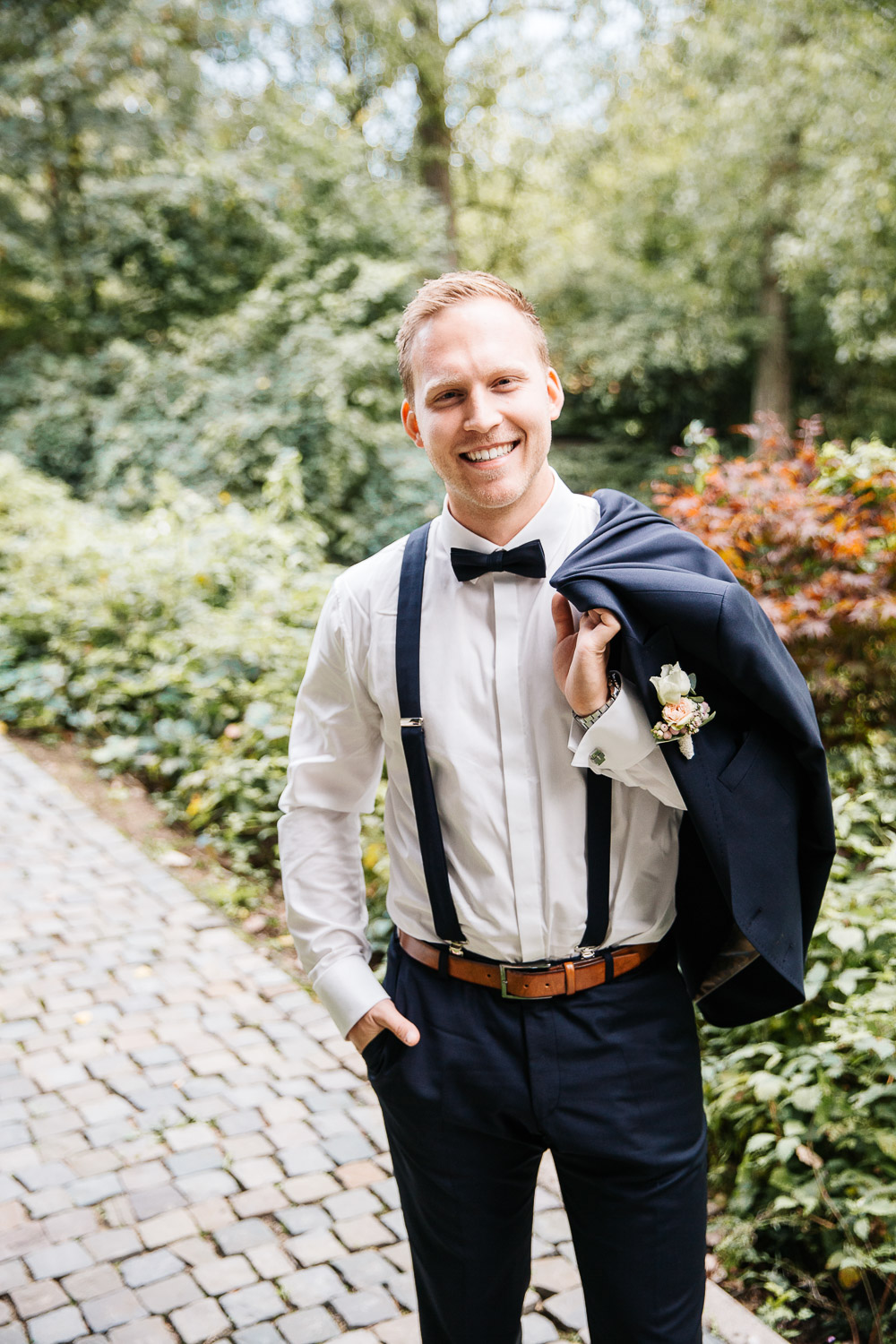 Nina-Buschenhofen-Reportage-Hochzeit-Hotel-Post-Wiehl-Köln-Fotografie-Scheune-Kirche-Vintage