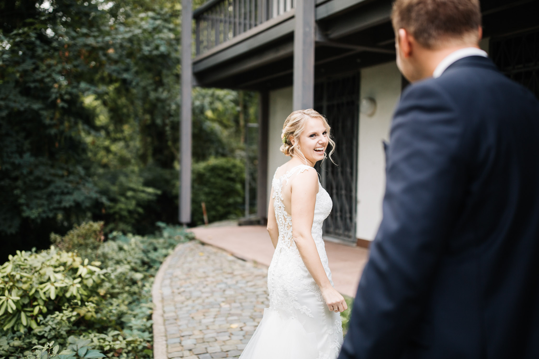 Nina-Buschenhofen-Reportage-Hochzeit-Hotel-Post-Wiehl-Köln-Fotografie-Scheune-Kirche-Vintage