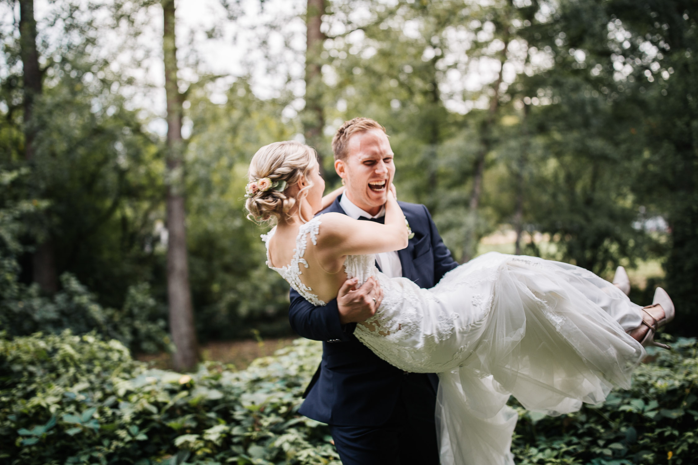 Nina-Buschenhofen-Reportage-Hochzeit-Hotel-Post-Wiehl-Köln-Fotografie-Scheune-Kirche-Vintage