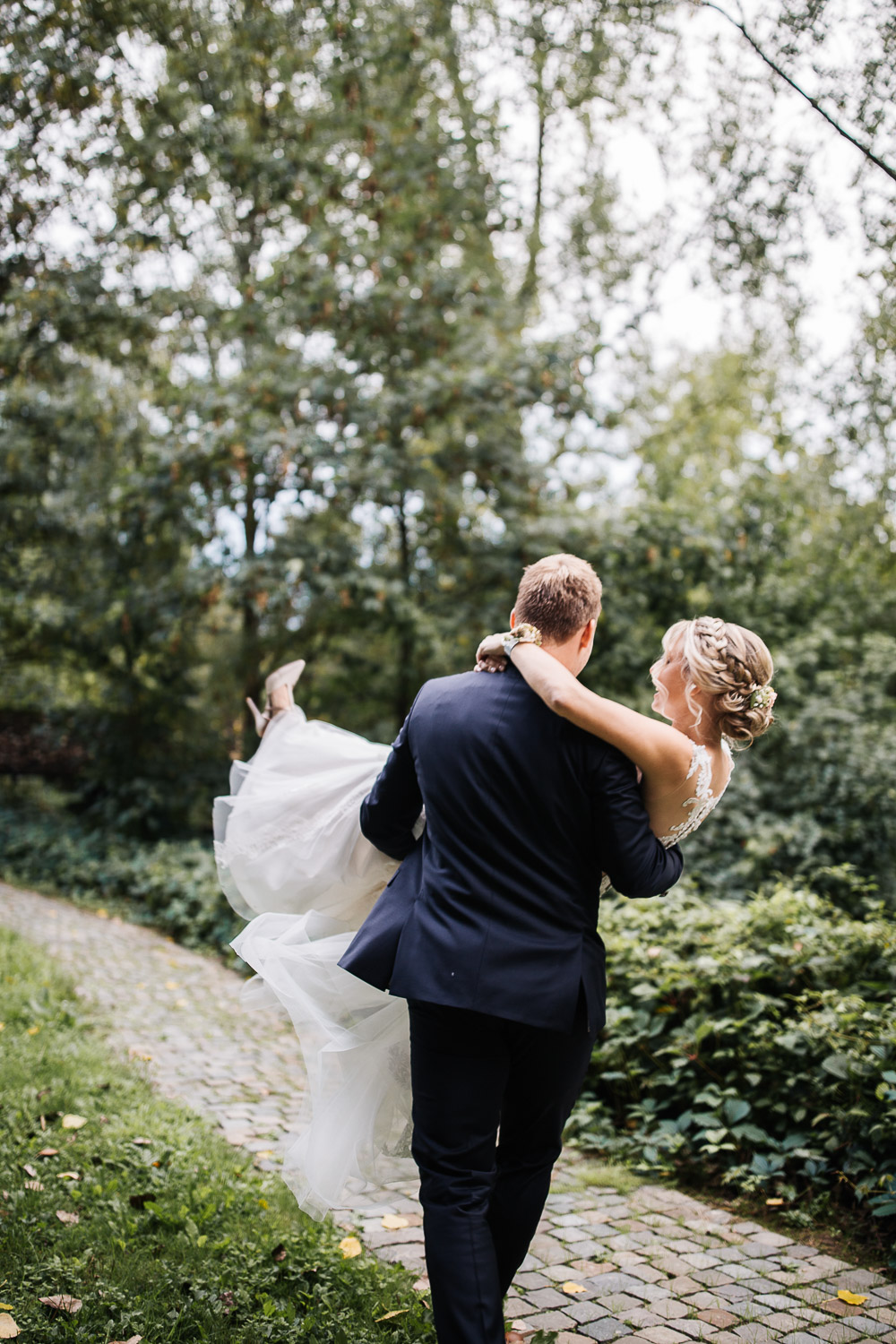 Nina-Buschenhofen-Reportage-Hochzeit-Hotel-Post-Wiehl-Köln-Fotografie-Scheune-Kirche-Vintage