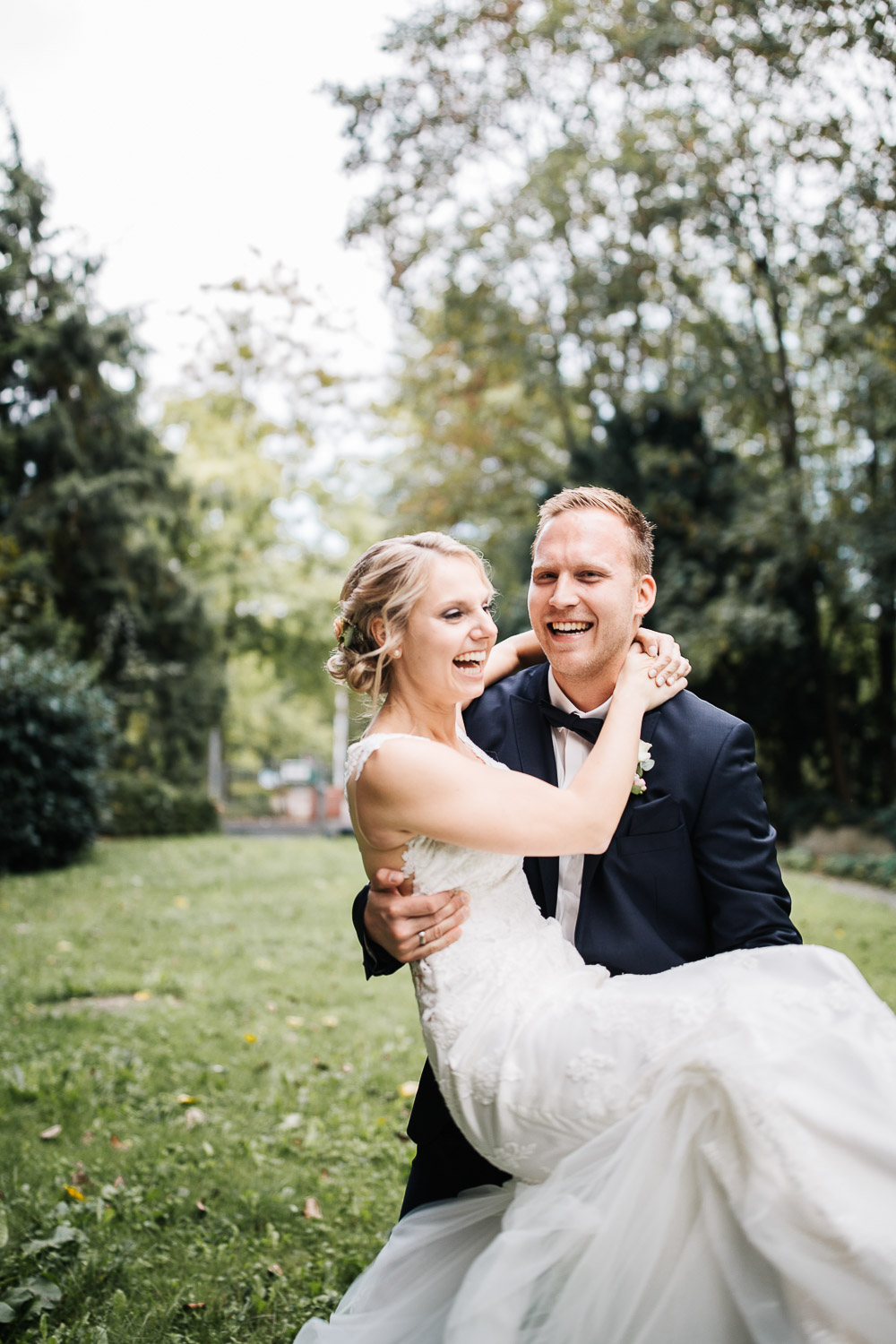 Nina-Buschenhofen-Reportage-Hochzeit-Hotel-Post-Wiehl-Köln-Fotografie-Scheune-Kirche-Vintage