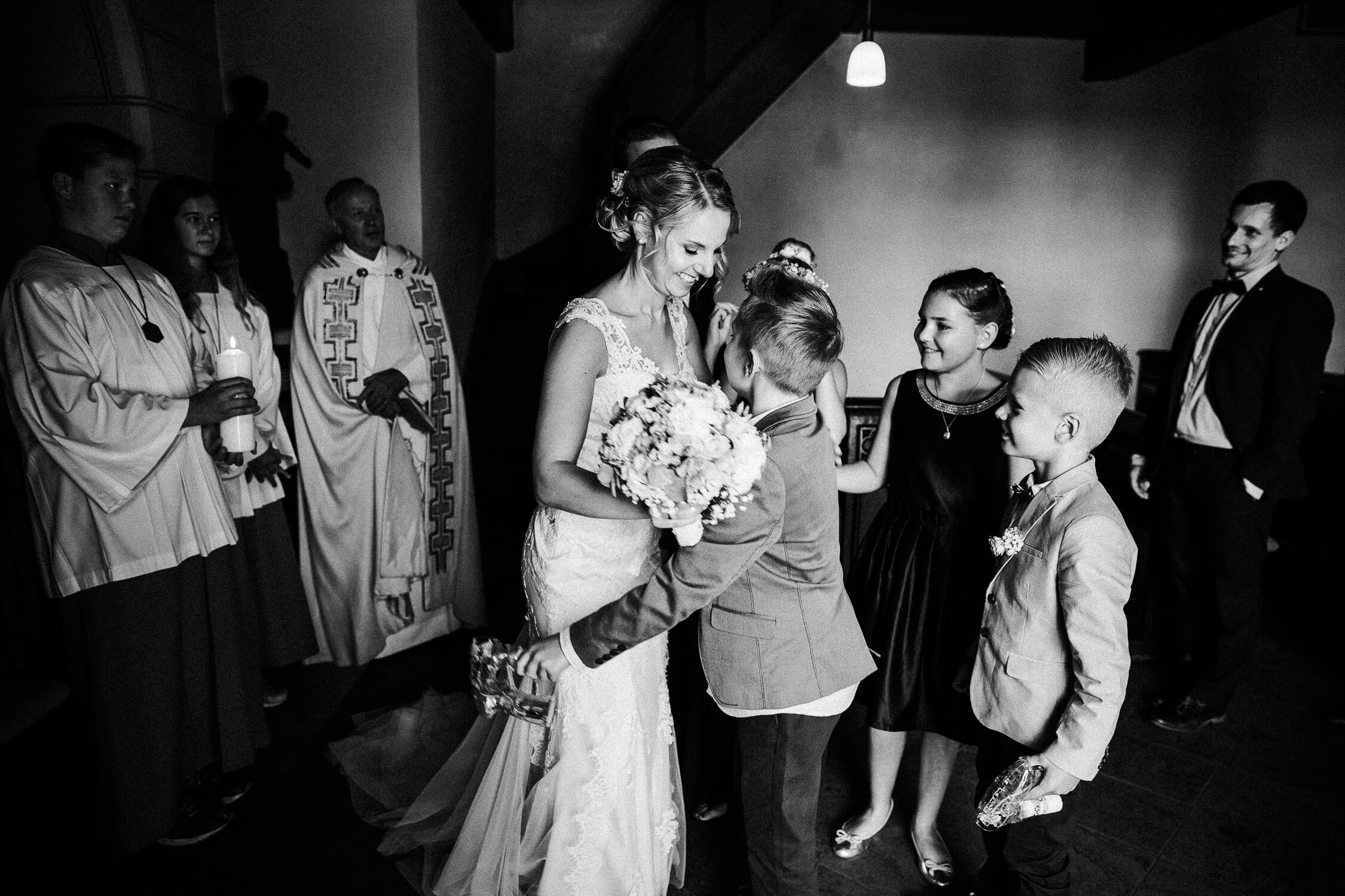 Nina-Buschenhofen-Reportage-Hochzeit-Hotel-Post-Wiehl-Köln-Fotografie-Scheune-Kirche-Vintage