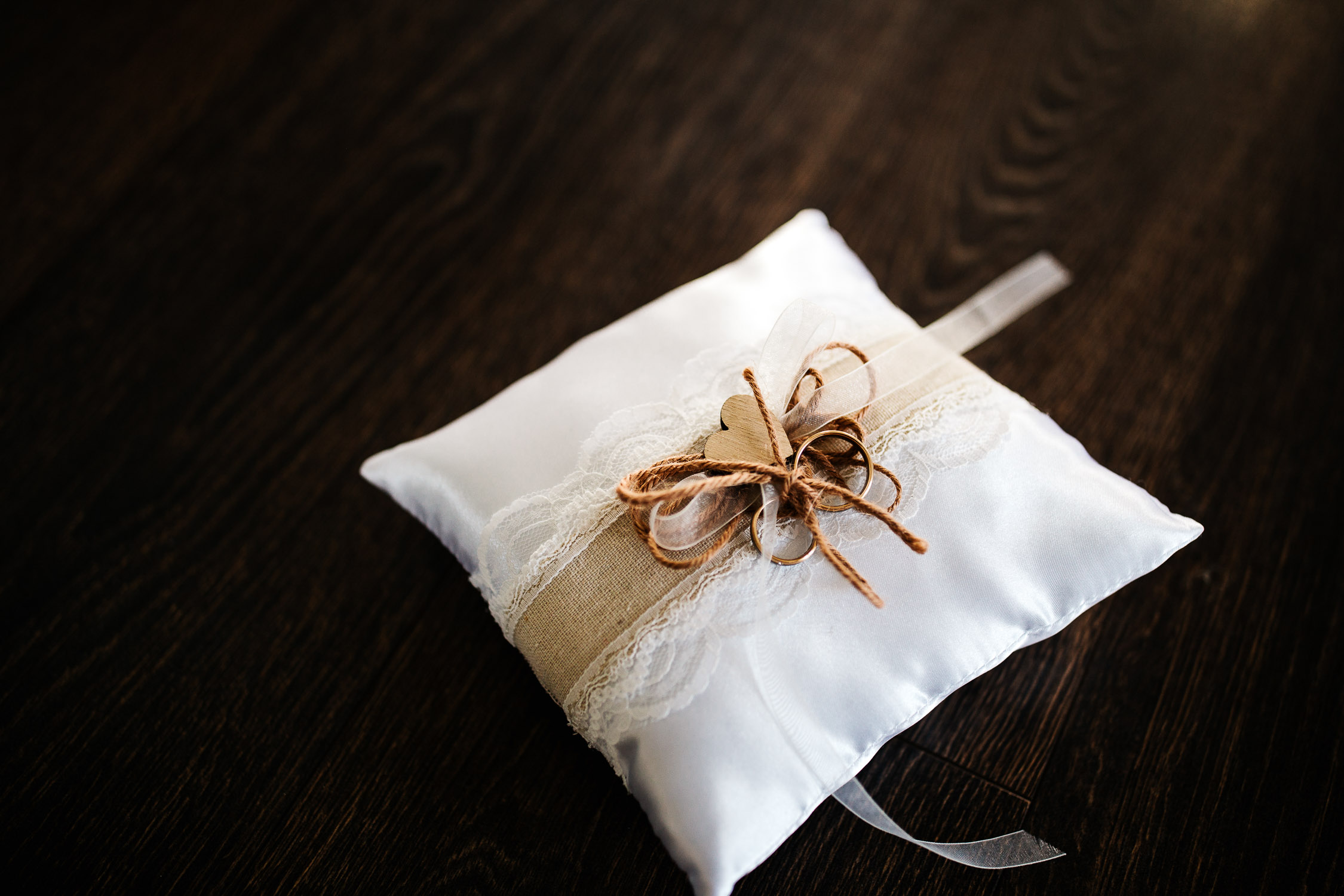 Nina-Buschenhofen-Reportage-Hochzeit-Hotel-Post-Wiehl-Köln-Fotografie-Scheune-Kirche-Vintage