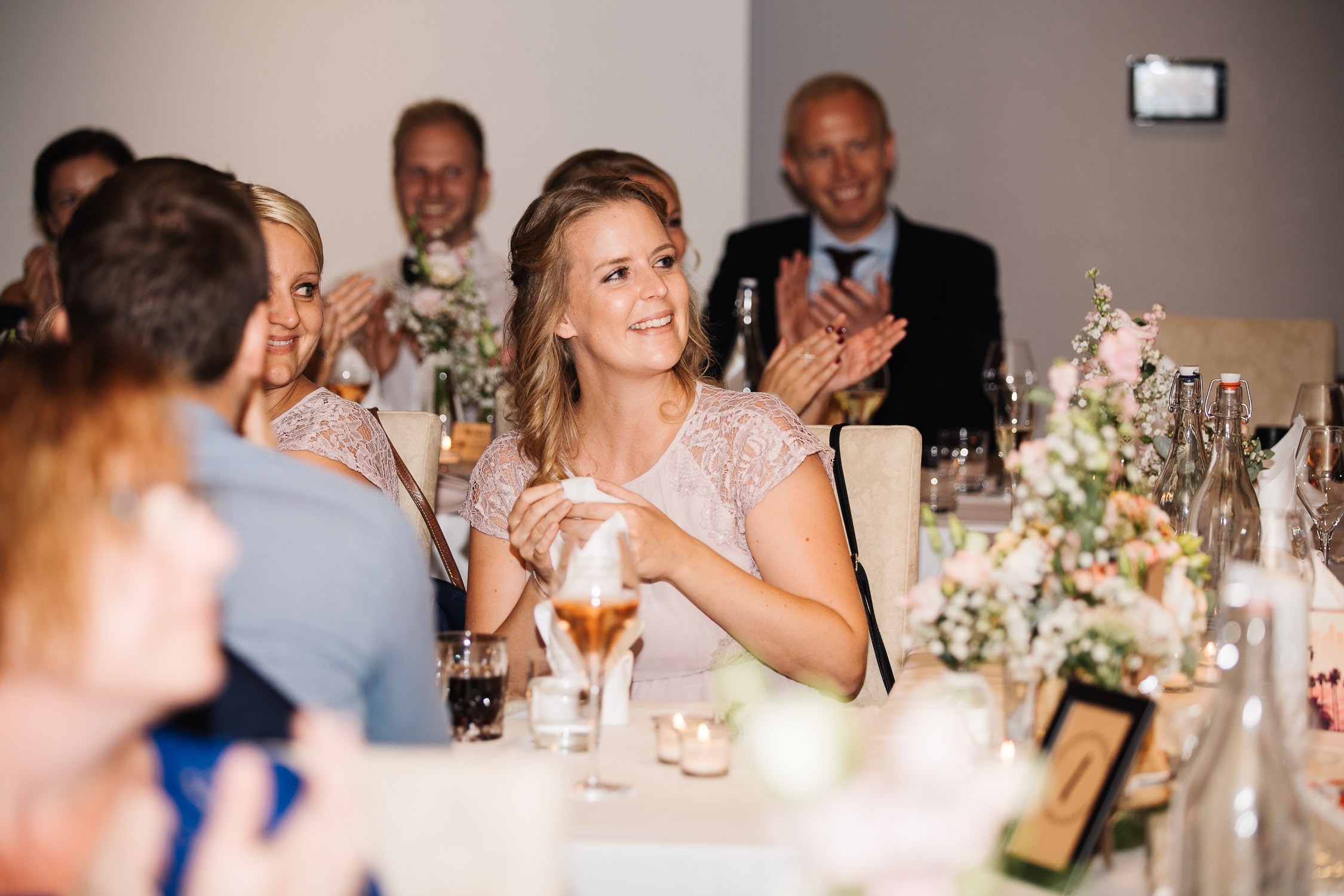 Nina-Buschenhofen-Reportage-Hochzeit-Hotel-Post-Wiehl-Köln-Fotografie-Scheune-Kirche-Vintage