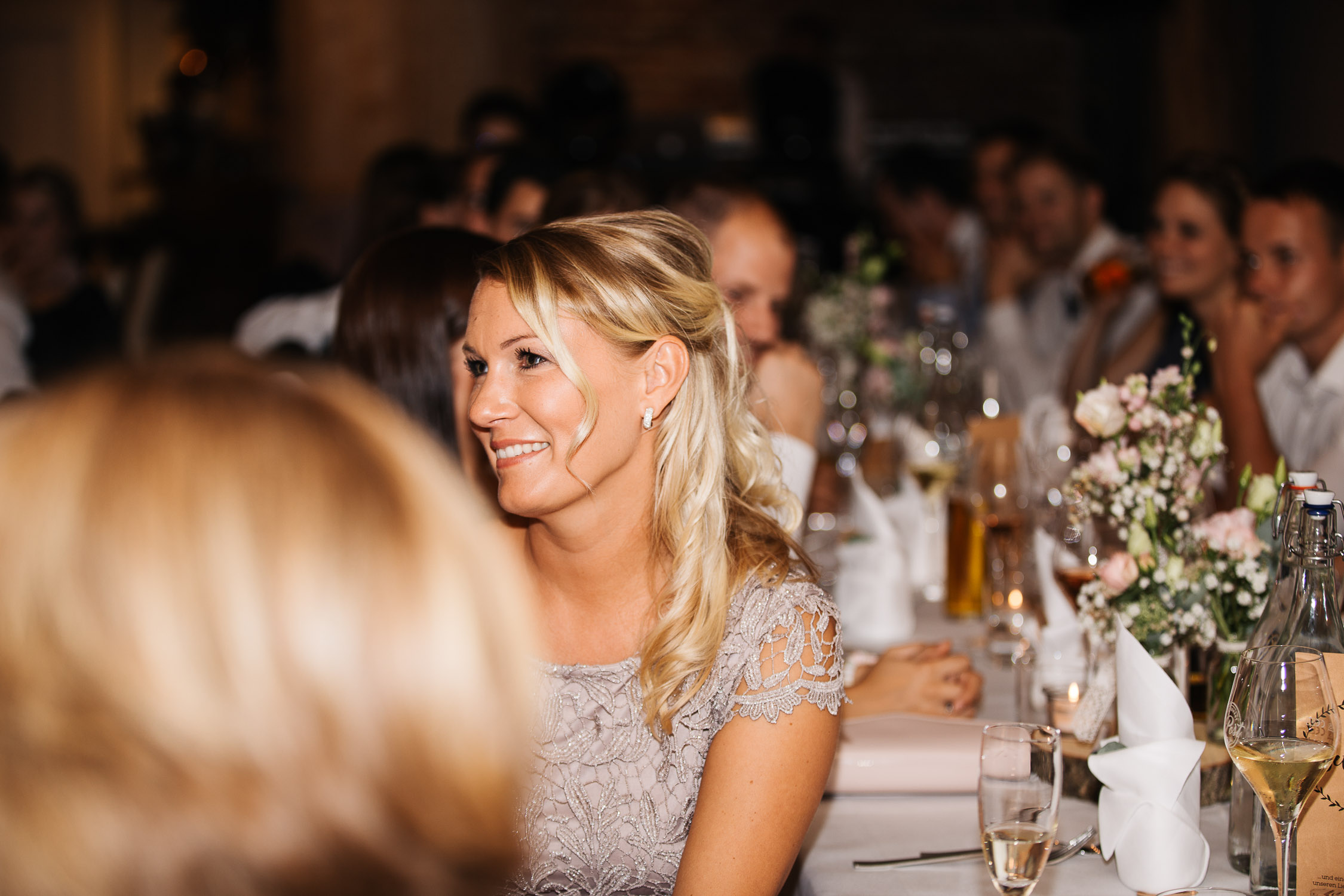 Nina-Buschenhofen-Reportage-Hochzeit-Hotel-Post-Wiehl-Köln-Fotografie-Scheune-Kirche-Vintage
