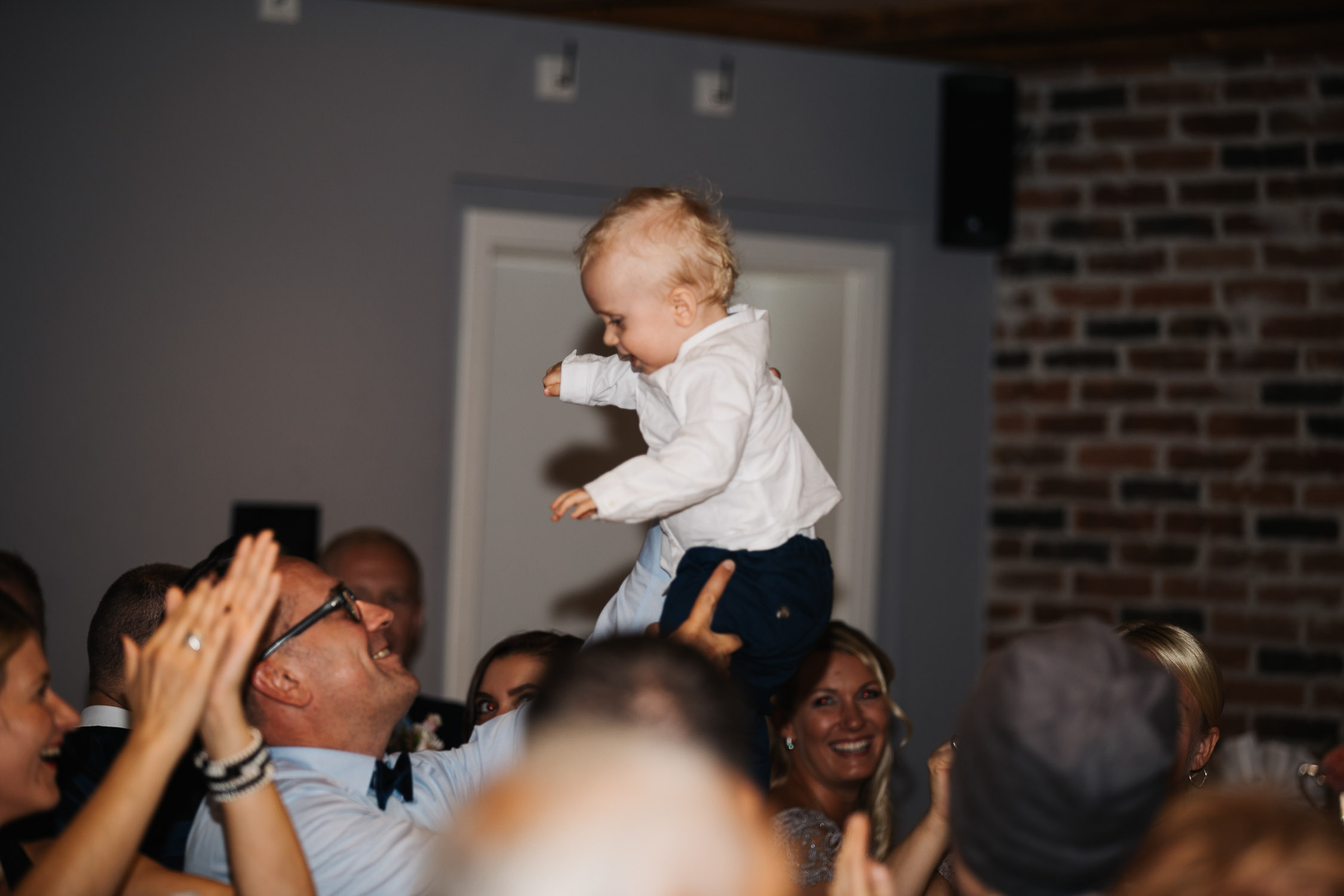 Nina-Buschenhofen-Reportage-Hochzeit-Hotel-Post-Wiehl-Köln-Fotografie-Scheune-Kirche-Vintage