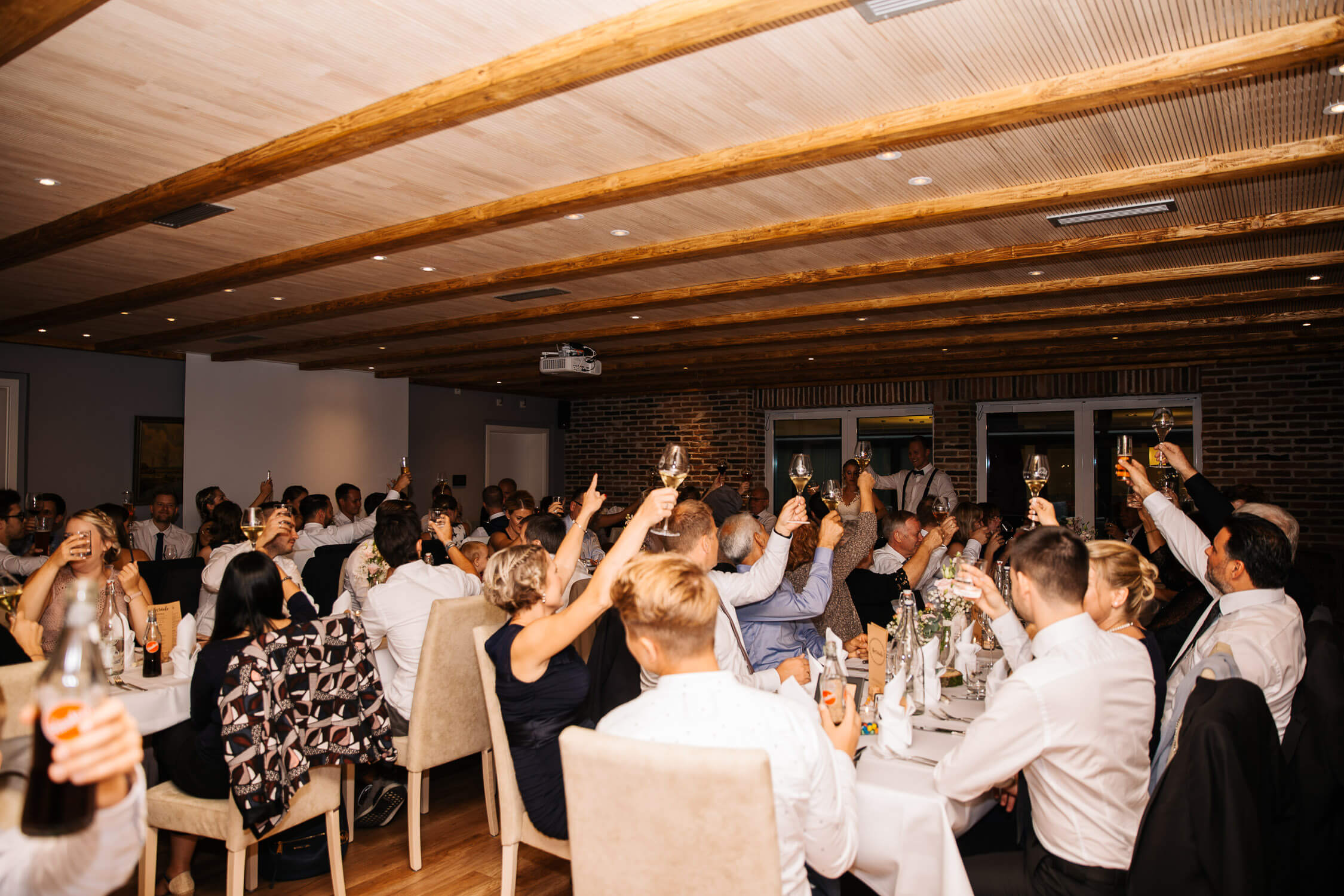 Nina-Buschenhofen-Reportage-Hochzeit-Hotel-Post-Wiehl-Köln-Fotografie-Scheune-Kirche-Vintage