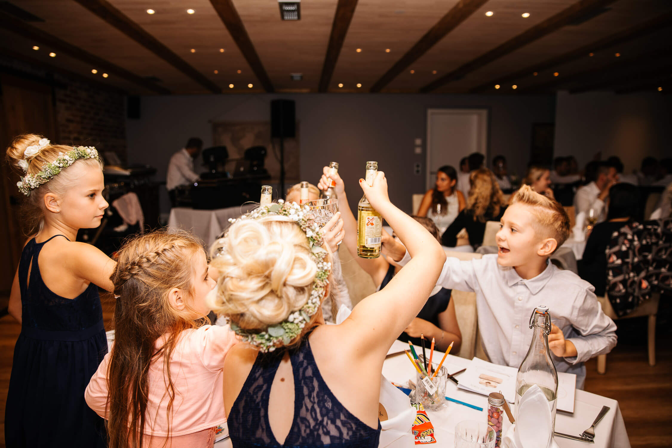 Nina-Buschenhofen-Reportage-Hochzeit-Hotel-Post-Wiehl-Köln-Fotografie-Scheune-Kirche-Vintage