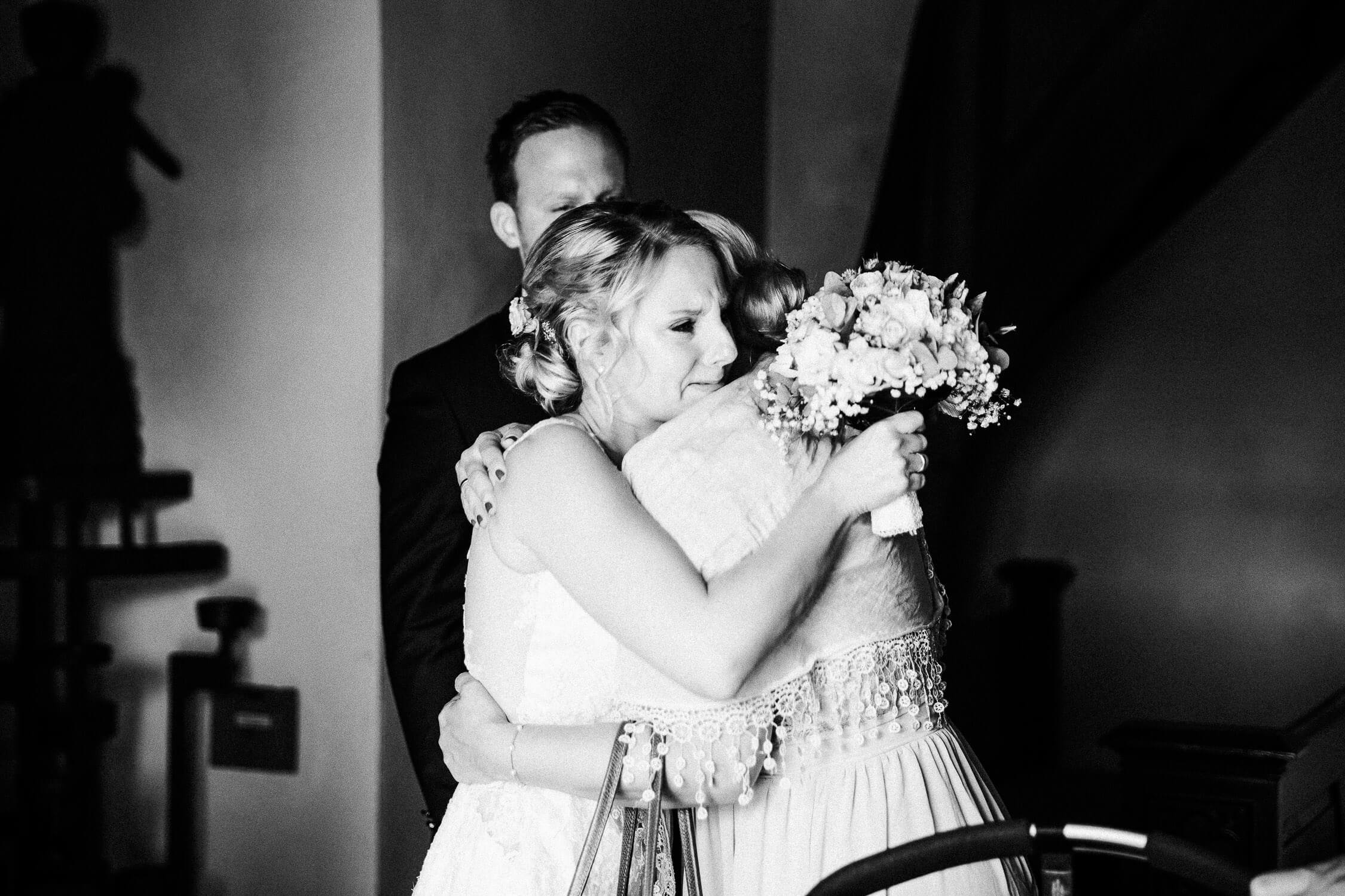 Nina-Buschenhofen-Reportage-Hochzeit-Hotel-Post-Wiehl-Köln-Fotografie-Scheune-Kirche-Vintage