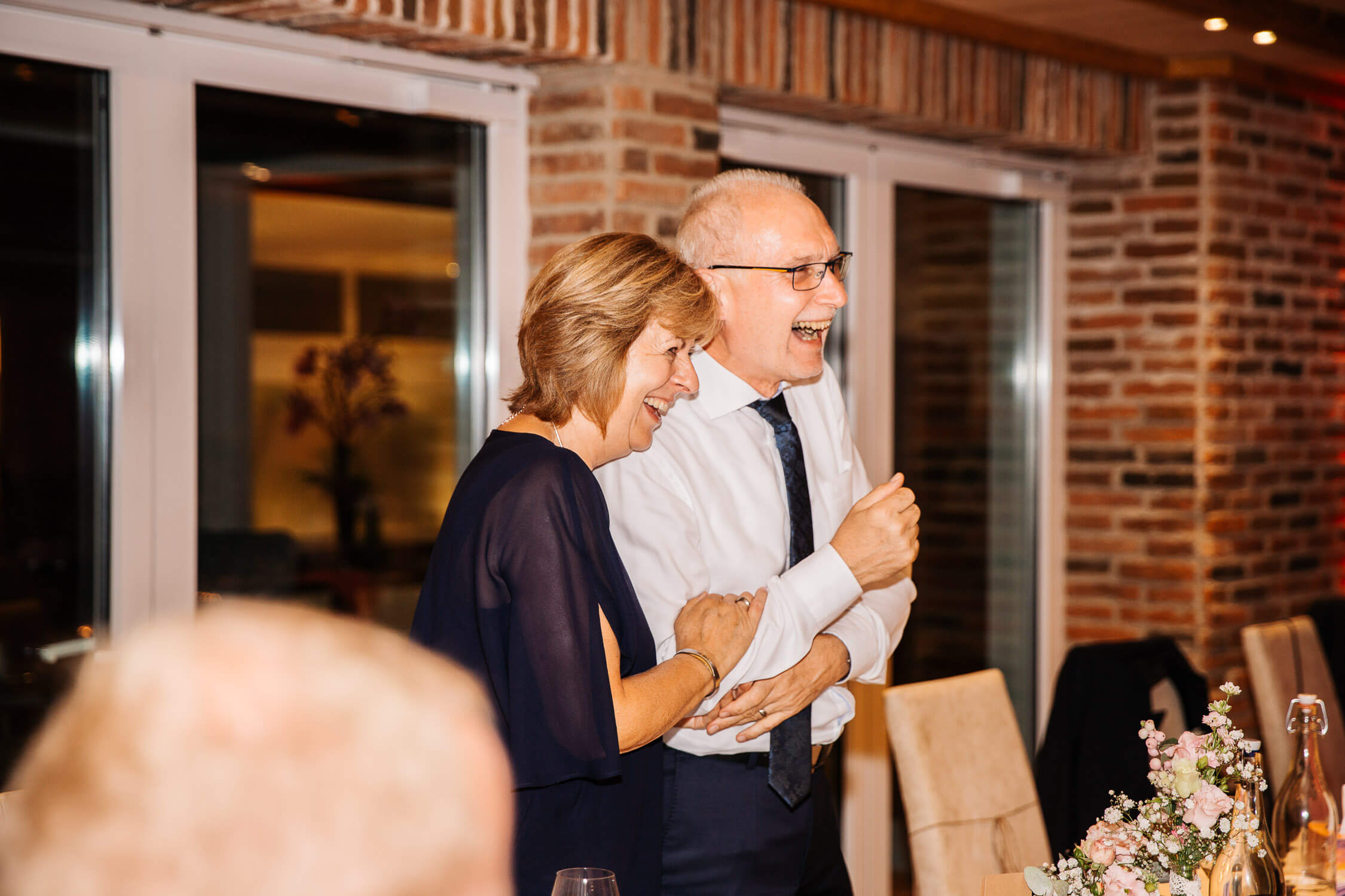 Nina-Buschenhofen-Reportage-Hochzeit-Hotel-Post-Wiehl-Köln-Fotografie-Scheune-Kirche-Vintage