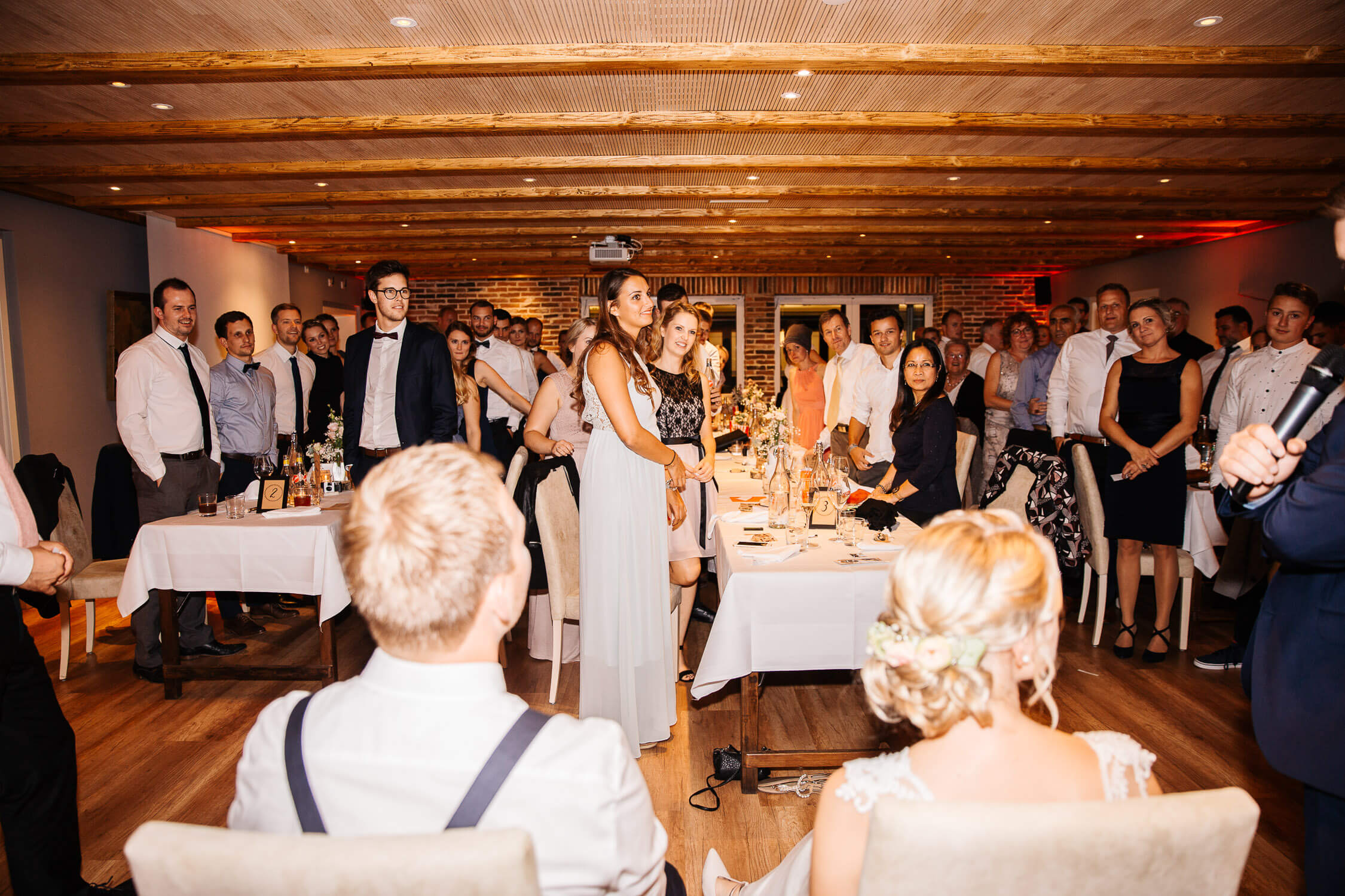 Nina-Buschenhofen-Reportage-Hochzeit-Hotel-Post-Wiehl-Köln-Fotografie-Scheune-Kirche-Vintage