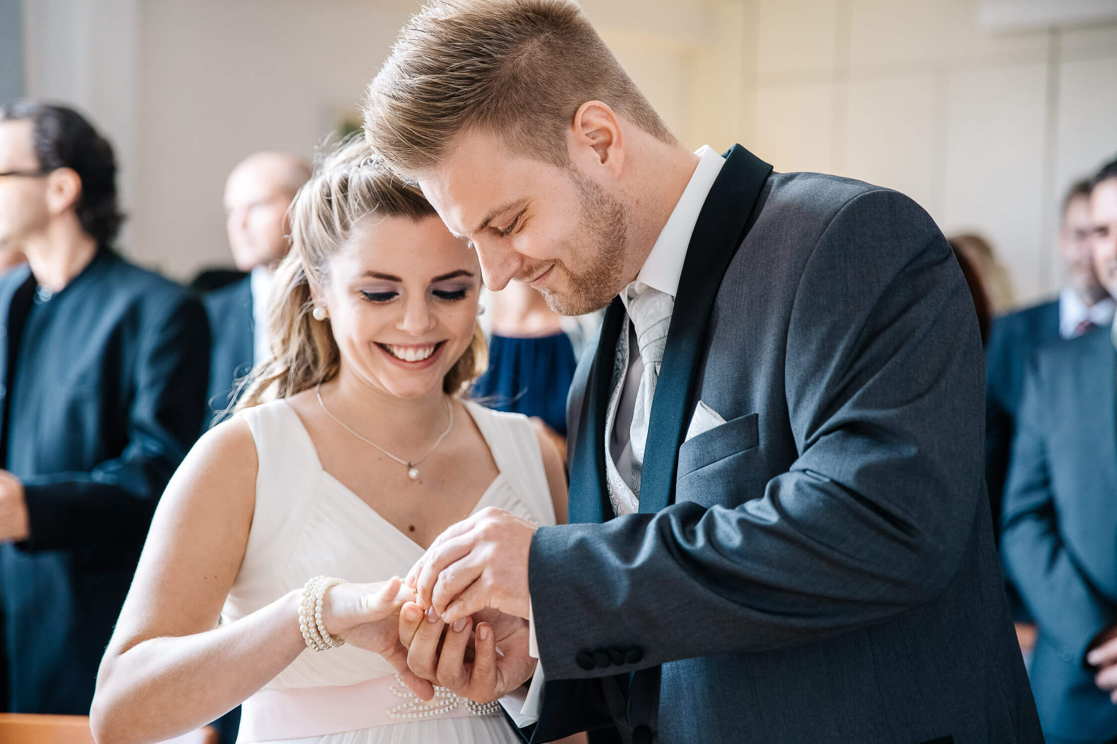 Nina Buschenhofen, Fotografie, Monheim, Rhein, Standesamt, Hochzeitsreportage, Reportage, Hochzeit, Sand, Meer