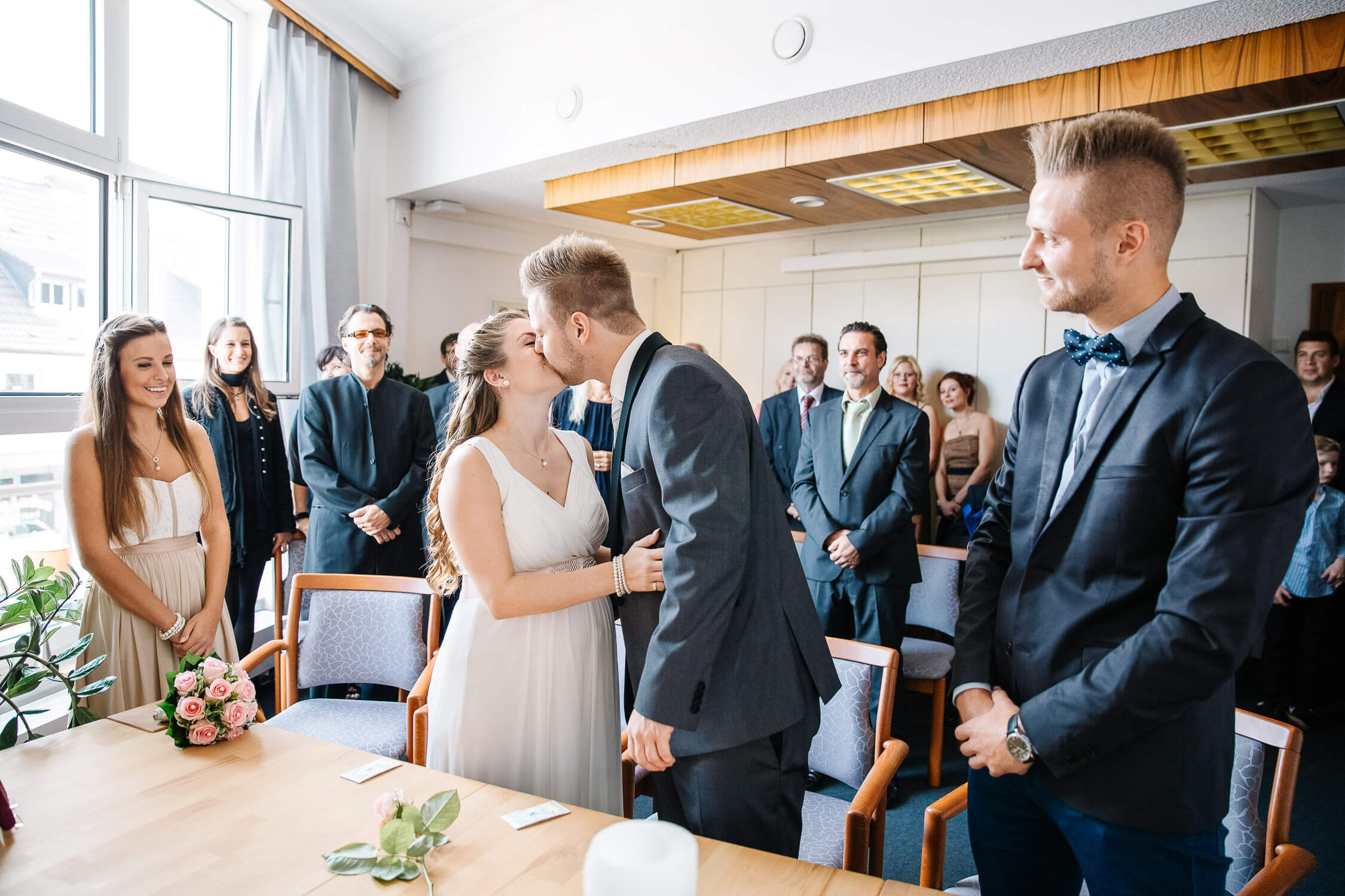 Nina Buschenhofen, Fotografie, Monheim, Rhein, Standesamt, Hochzeitsreportage, Reportage, Hochzeit, Sand, Meer