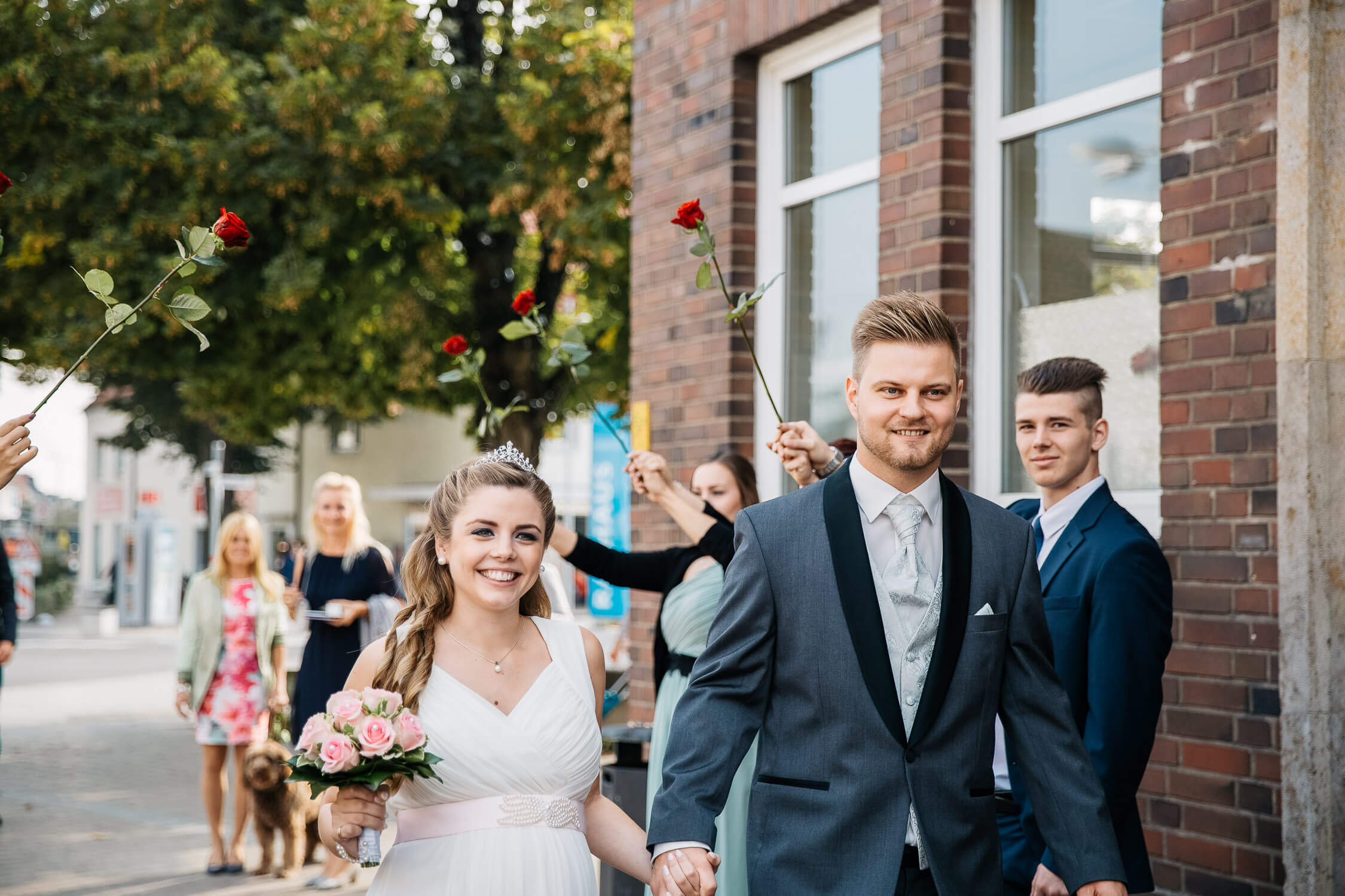 Nina Buschenhofen, Fotografie, Monheim, Rhein, Standesamt, Hochzeitsreportage, Reportage, Hochzeit, Sand, Meer