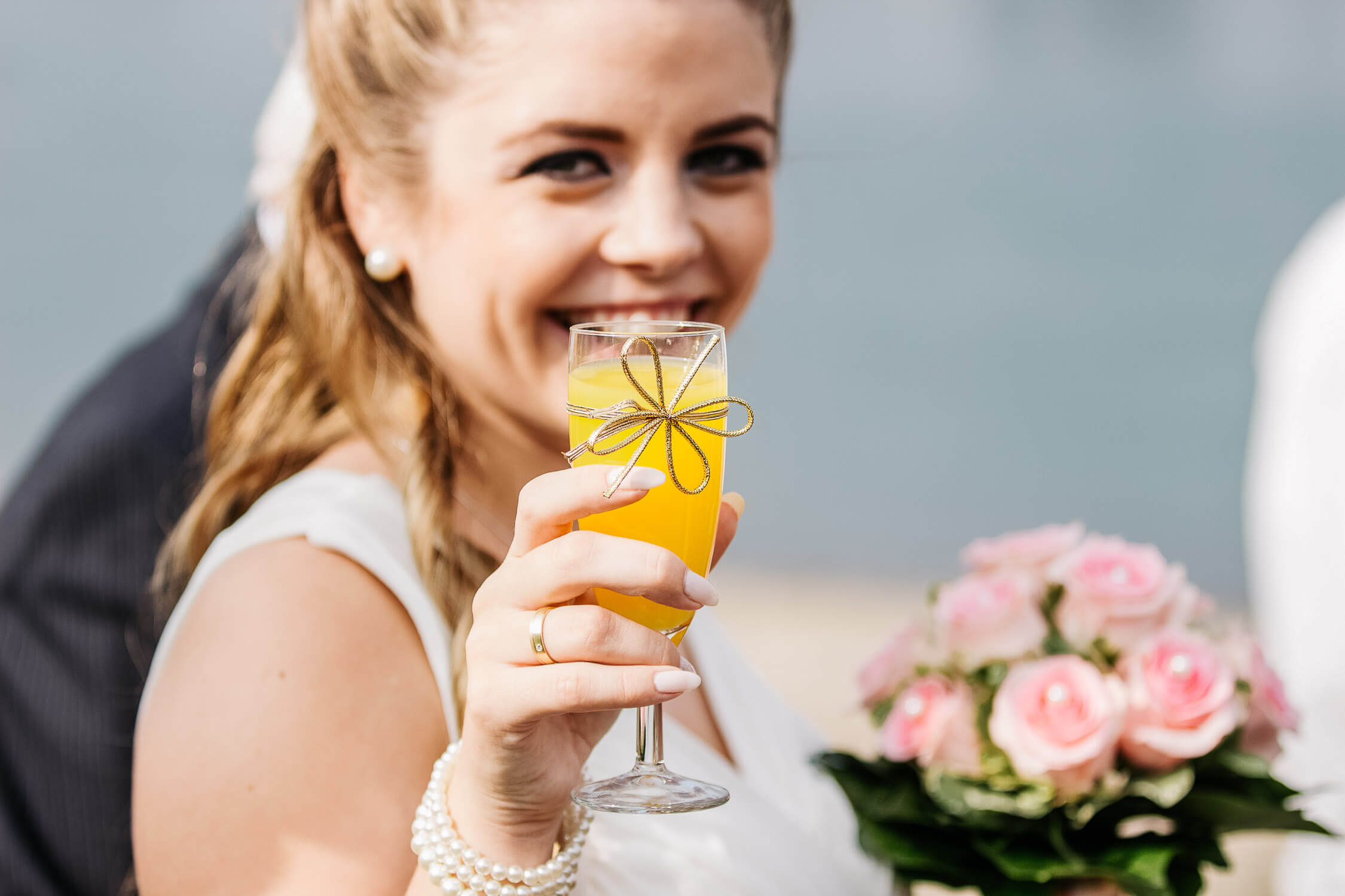 Nina Buschenhofen, Fotografie, Monheim, Rhein, Standesamt, Hochzeitsreportage, Reportage, Hochzeit, Sand, Meer