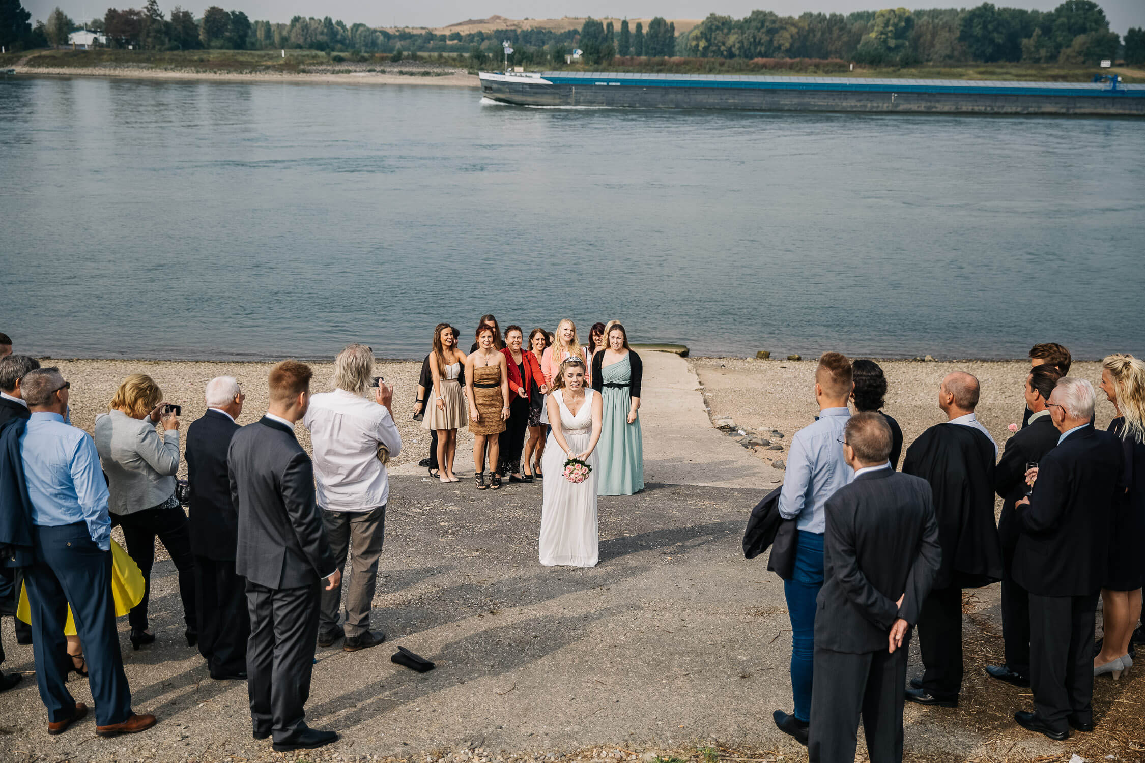 Nina Buschenhofen, Fotografie, Monheim, Rhein, Standesamt, Hochzeitsreportage, Reportage, Hochzeit, Sand, Meer