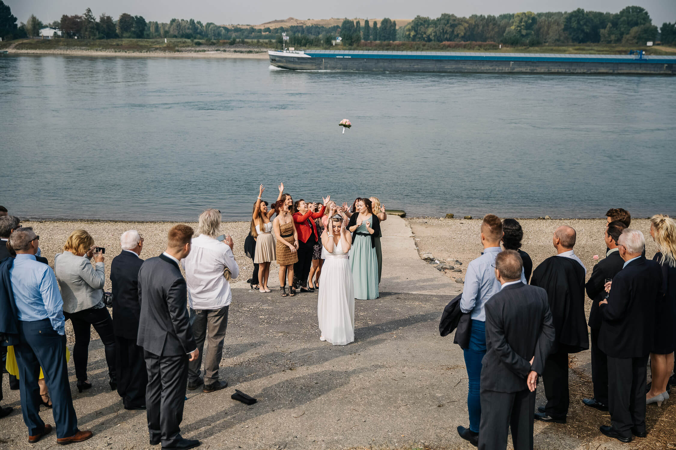 Nina Buschenhofen, Fotografie, Monheim, Rhein, Standesamt, Hochzeitsreportage, Reportage, Hochzeit, Sand, Meer