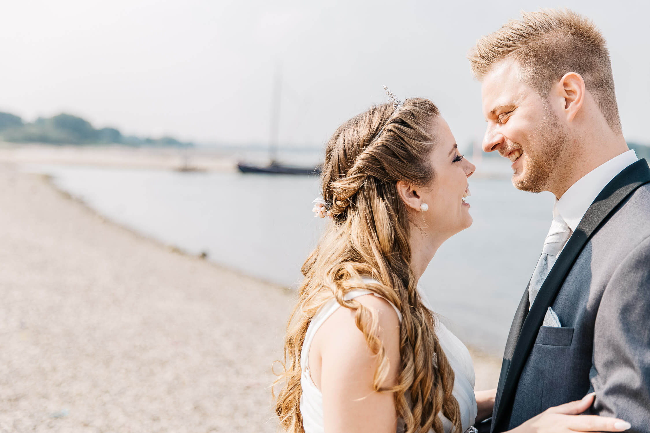 Nina Buschenhofen, Fotografie, Monheim, Rhein, Standesamt, Hochzeitsreportage, Reportage, Hochzeit, Sand, Meer