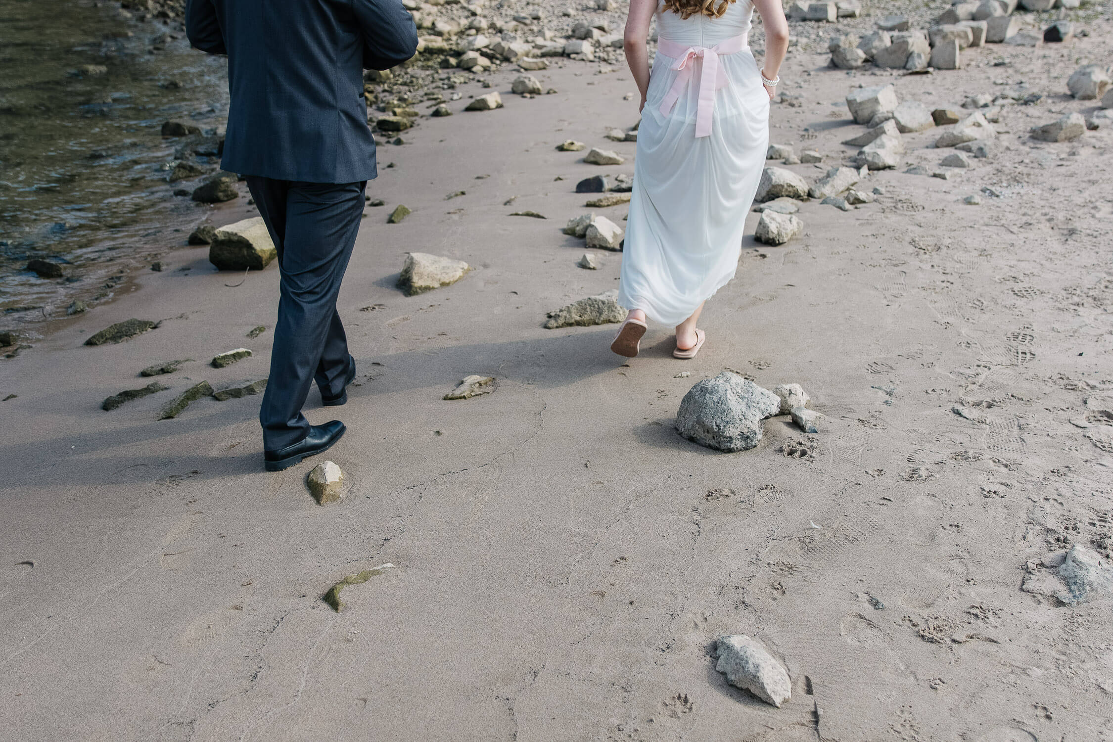Nina Buschenhofen, Fotografie, Monheim, Rhein, Standesamt, Hochzeitsreportage, Reportage, Hochzeit, Sand, Meer
