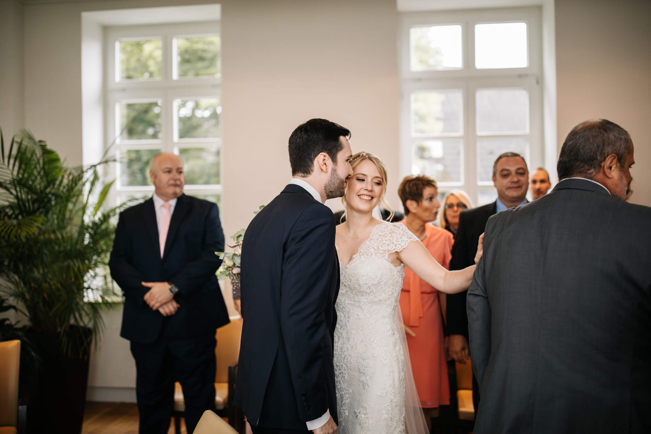 Standesamt, Krefeld, Garten, Freie Trauung, Hochzeitsreportage, Hochzeit, Hochzeitsfotograf, Reportage, Nina Buschenhofen, Liebe, HochzeitsfotografieStandesamt, Krefeld, Garten, Freie Trauung, Hochzeitsreportage, Hochzeit, Hochzeitsfotograf, Reportage, Nina Buschenhofen, Liebe, Hochzeitsfotografie