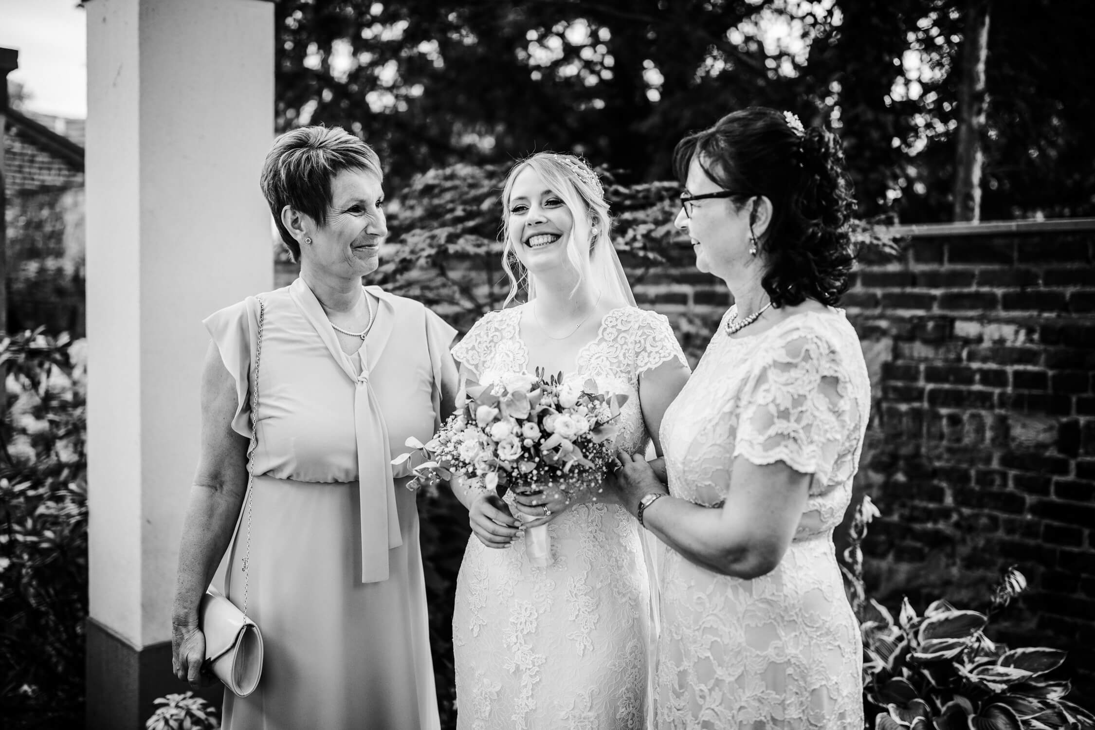 Standesamt, Krefeld, Garten, Freie Trauung, Hochzeitsreportage, Hochzeit, Hochzeitsfotograf, Reportage, Nina Buschenhofen, Liebe, Hochzeitsfotografie