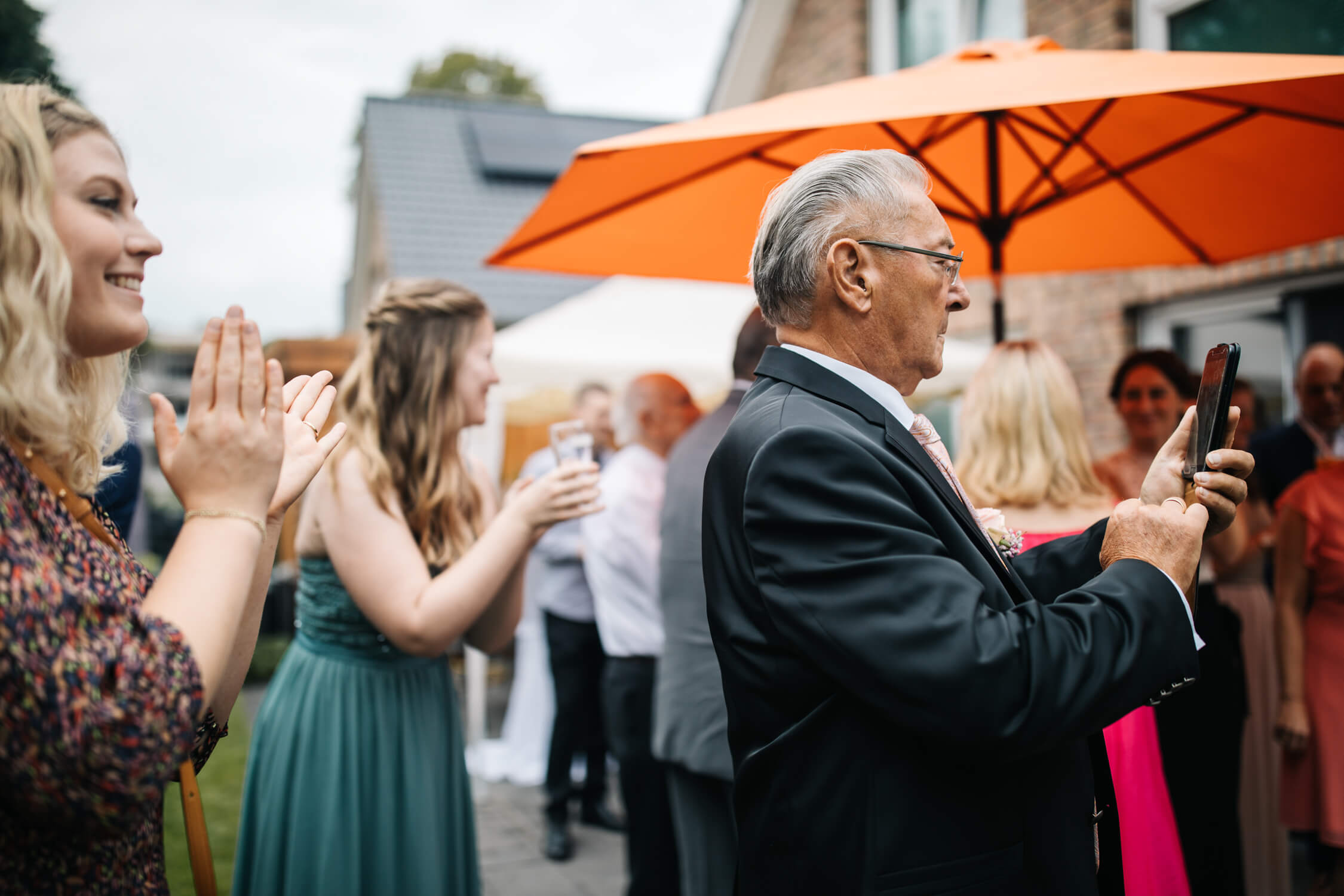 Standesamt, Krefeld, Garten, Freie Trauung, Hochzeitsreportage, Hochzeit, Hochzeitsfotograf, Reportage, Nina Buschenhofen, Liebe, Hochzeitsfotografie