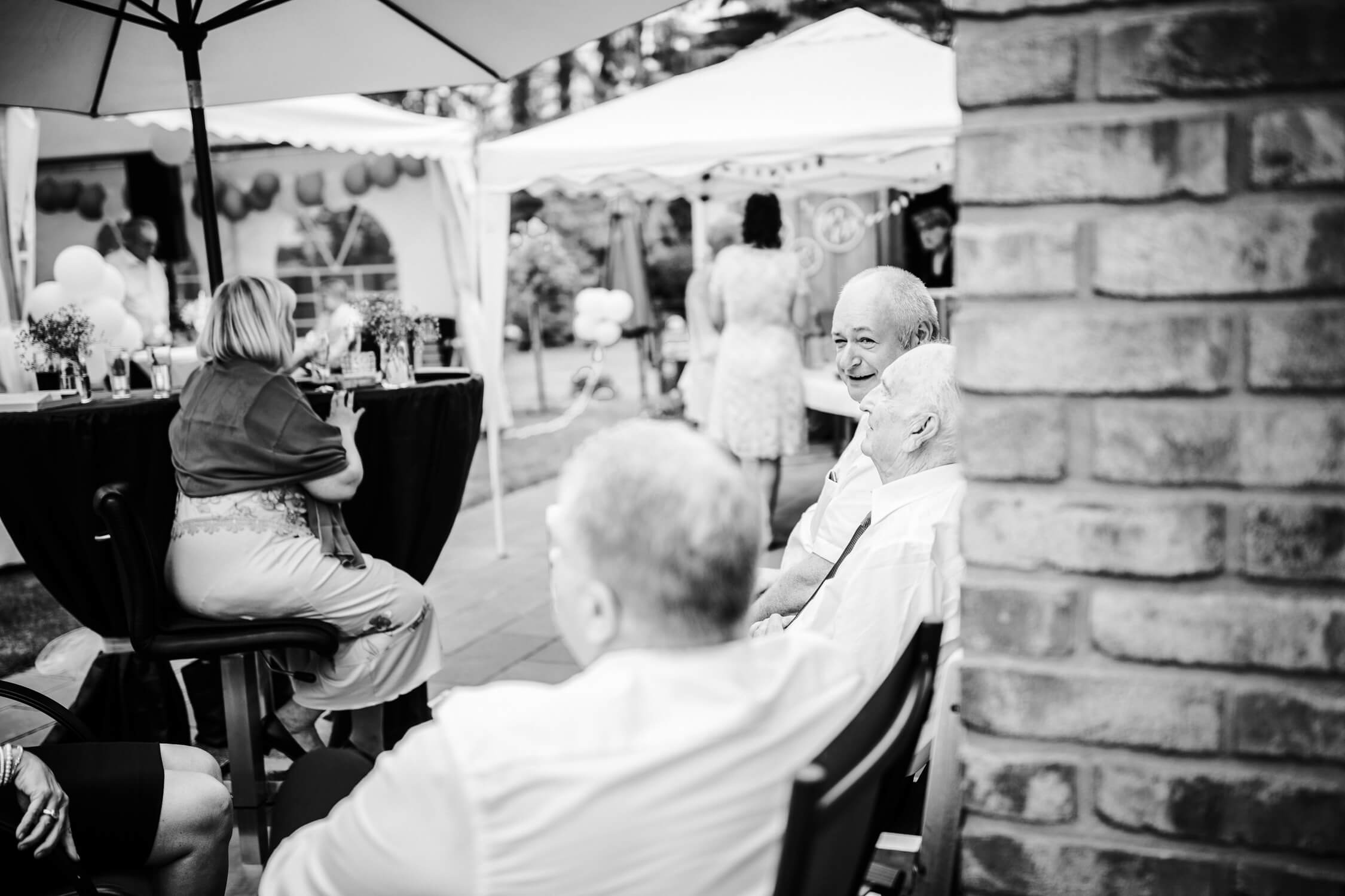 Standesamt, Krefeld, Garten, Freie Trauung, Hochzeitsreportage, Hochzeit, Hochzeitsfotograf, Reportage, Nina Buschenhofen, Liebe, Hochzeitsfotografie